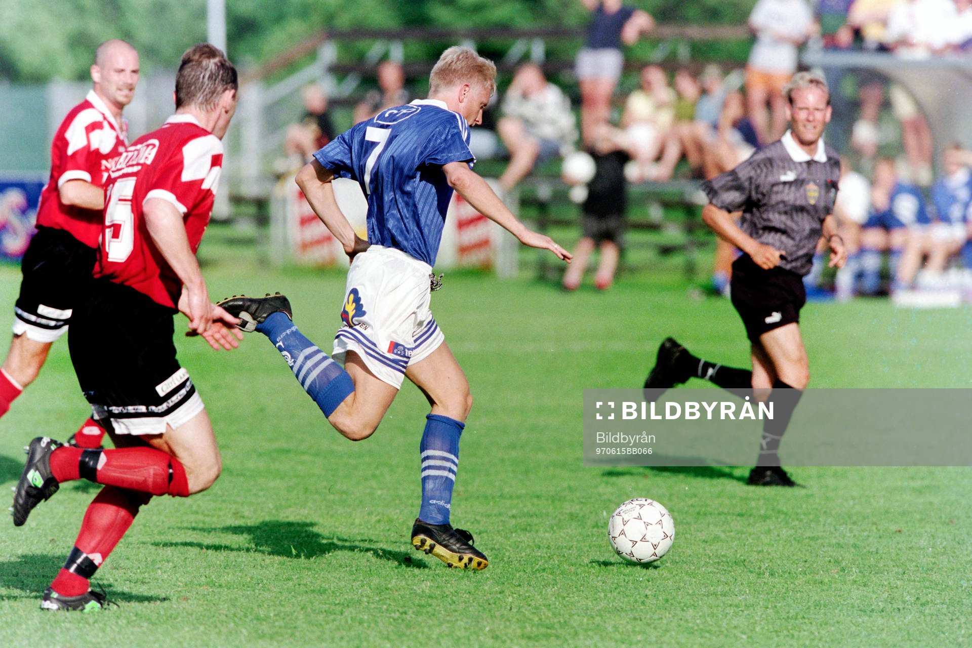 Fotboll, Div 1 Norra, Vasalund - GIF Sundsvall, 3-0: Magnus Henrysson, Sundsvall med bollen.