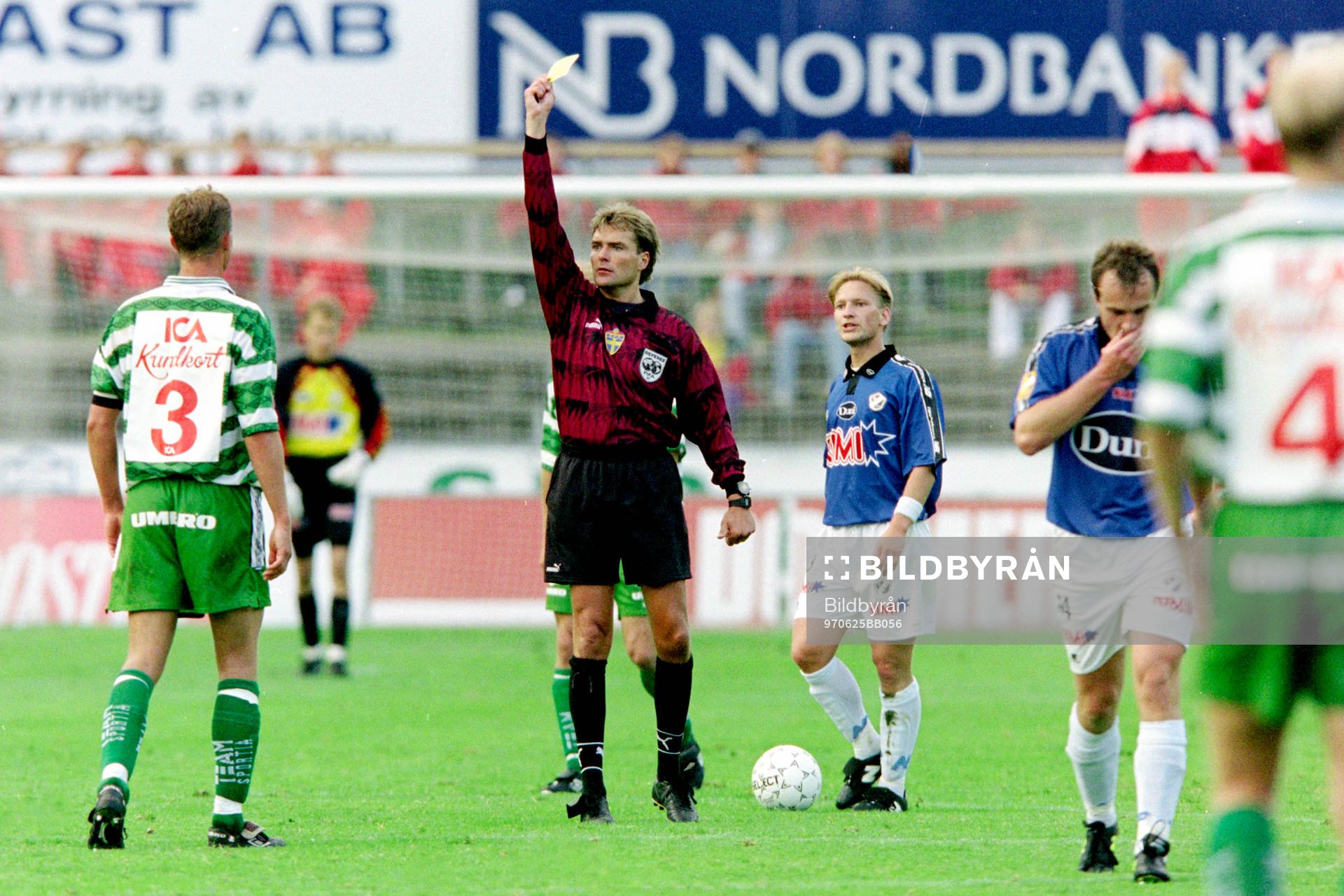 Anders Frisk, Domare ger gult kort till Peter Markstedt,