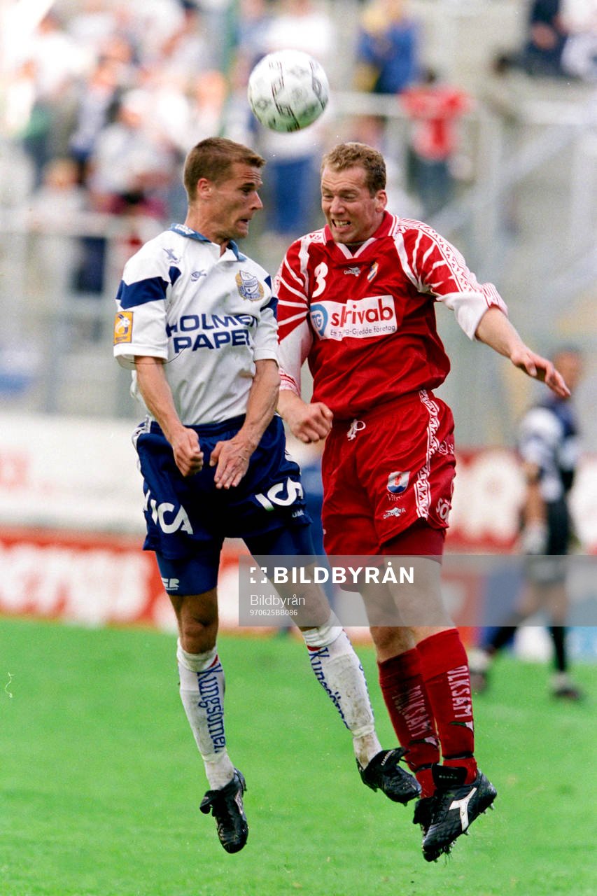 Fotboll, Allsvenskan, Norrköping - Öster, 1-0: Pär Andersson, Norrköping och Fredrik Bild, Öster i en nickduell.