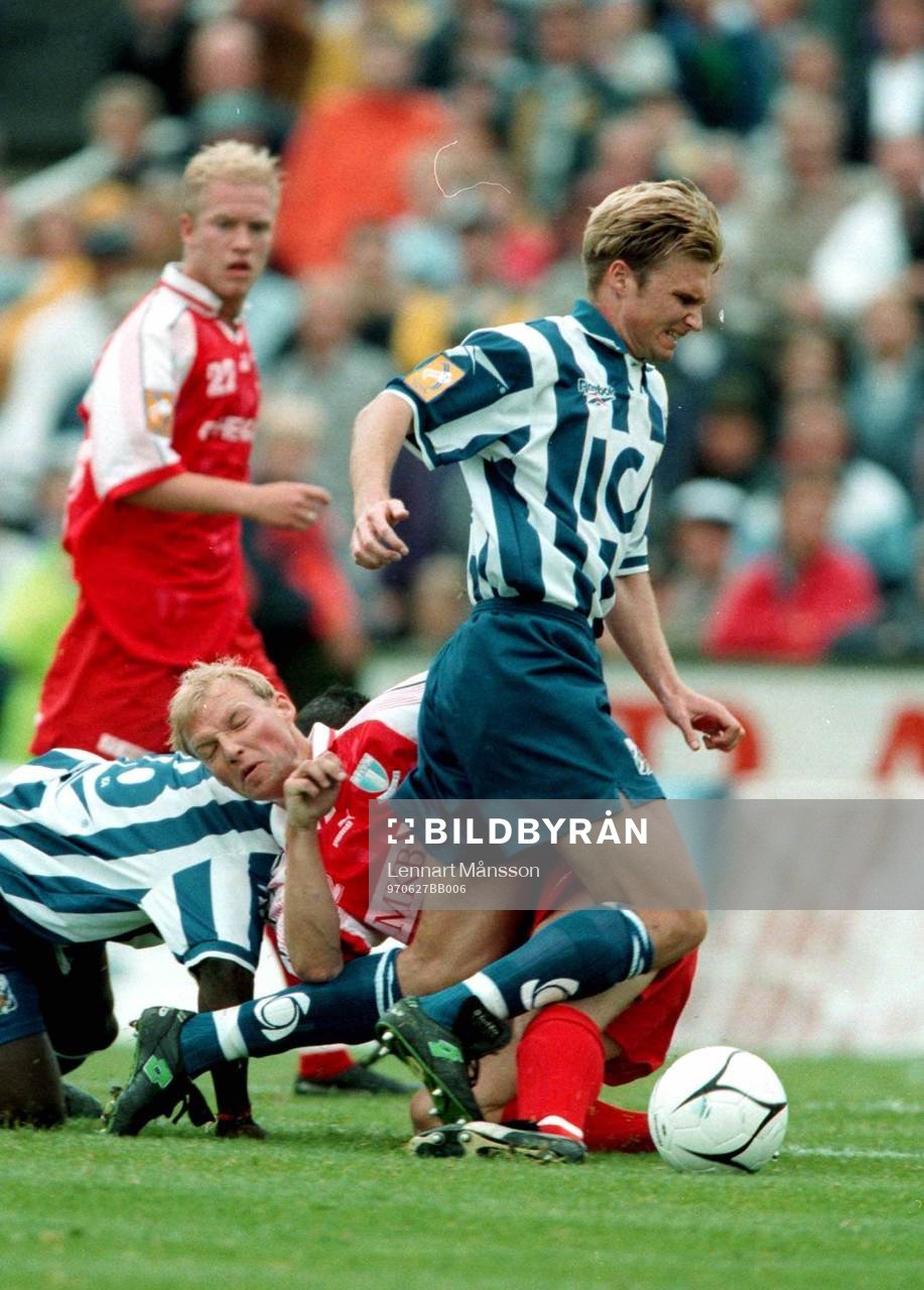 Andreas Andersson rycker loss från Jörgen Ohlsson i sin
