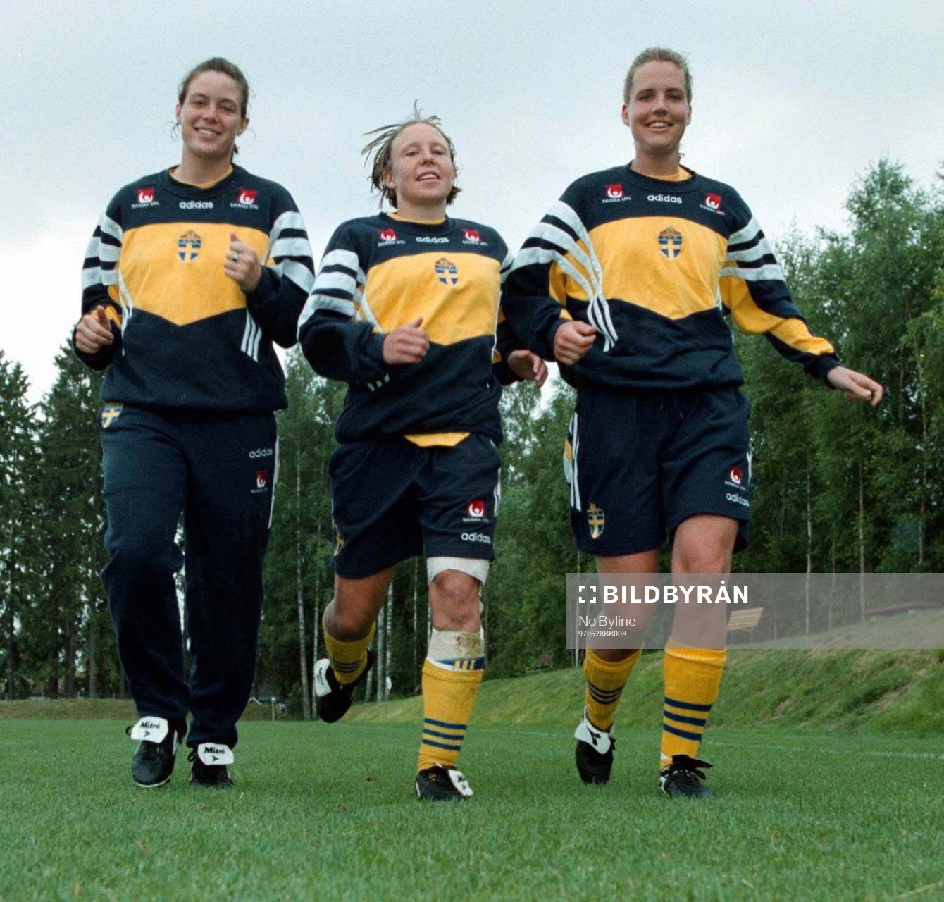 Fotboll, EM dam. Kristin Jonsson, Hanna Ljungberg, Anneli Wahlgren på lördagens träning.