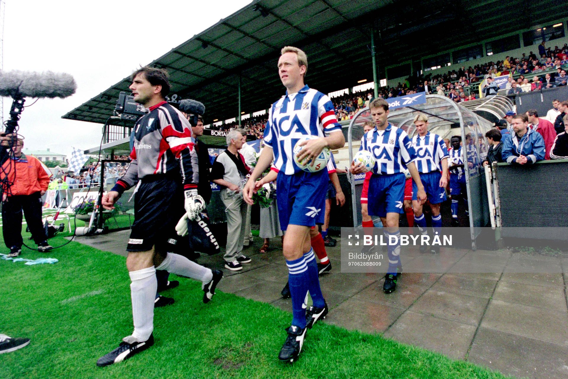 Jonnie Fedel, målvakt i Malmö och Stefan Lindqvist, IFK
