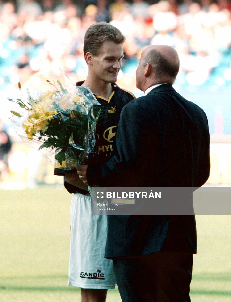 Gary Sundgren, AIK avtackas med blommor av Stefan
