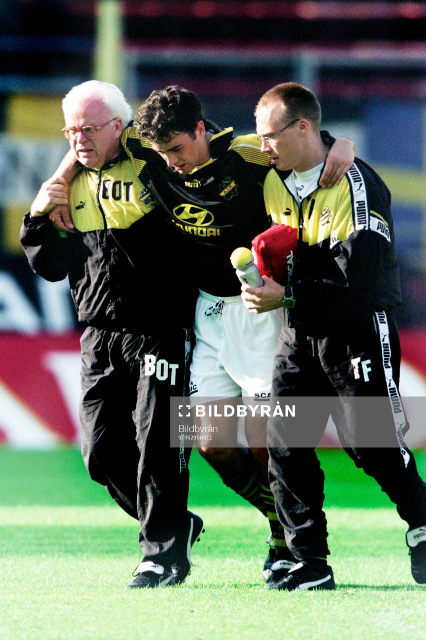 Pierre Gallo, AIK skadad och får hjälp av planen