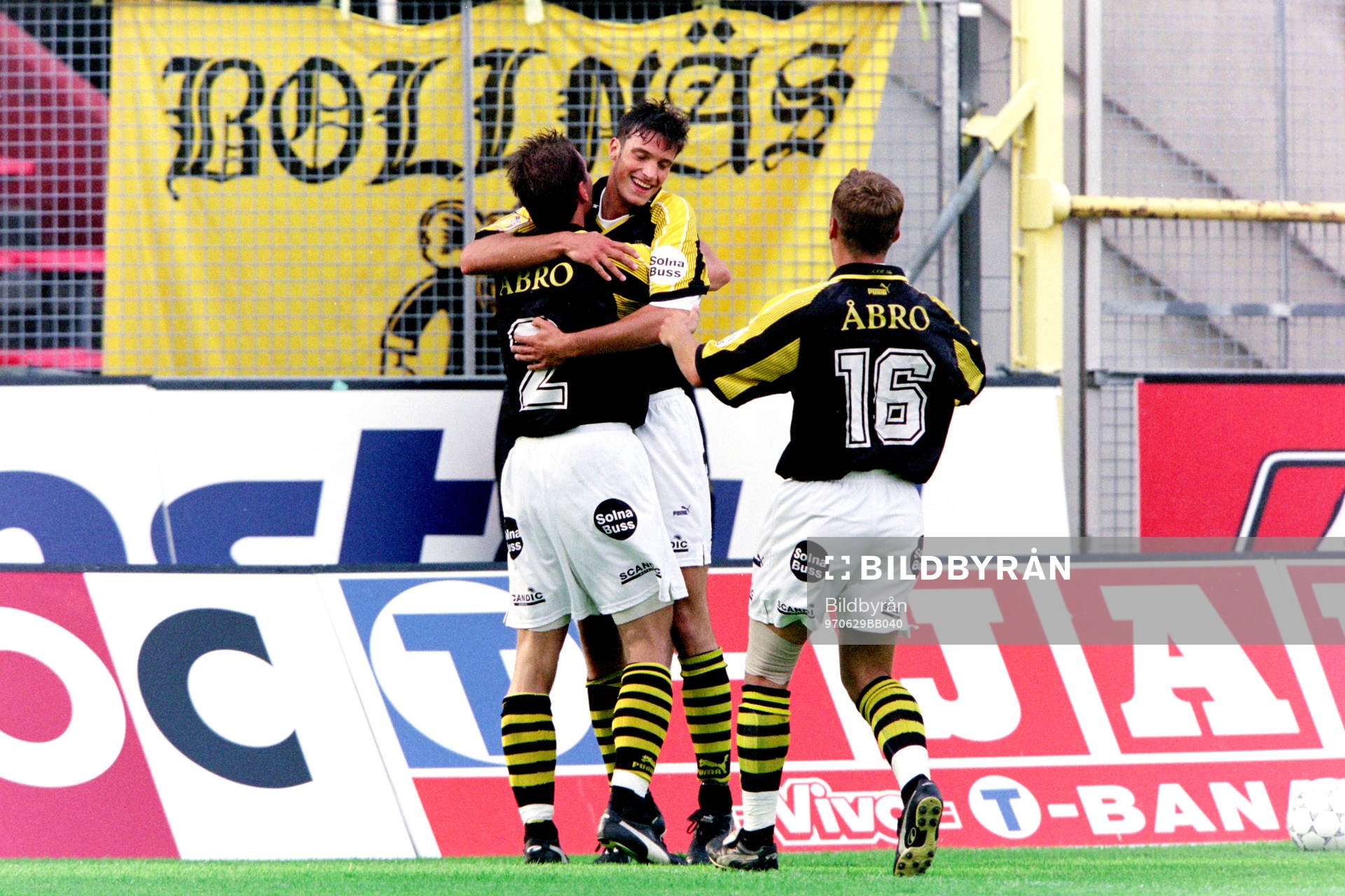 Patrik Fredholm, AIK kramas om av Krister Nordin och Tomas
