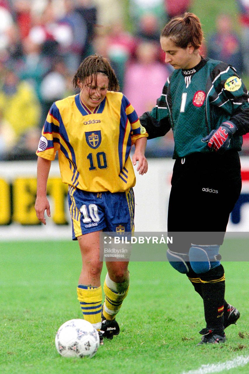 Fotboll, EM, Damer, Spanien - Sverige, 0-1: Hanna Ljungberg, Sverige och spaniens målvakt Roser Serra.