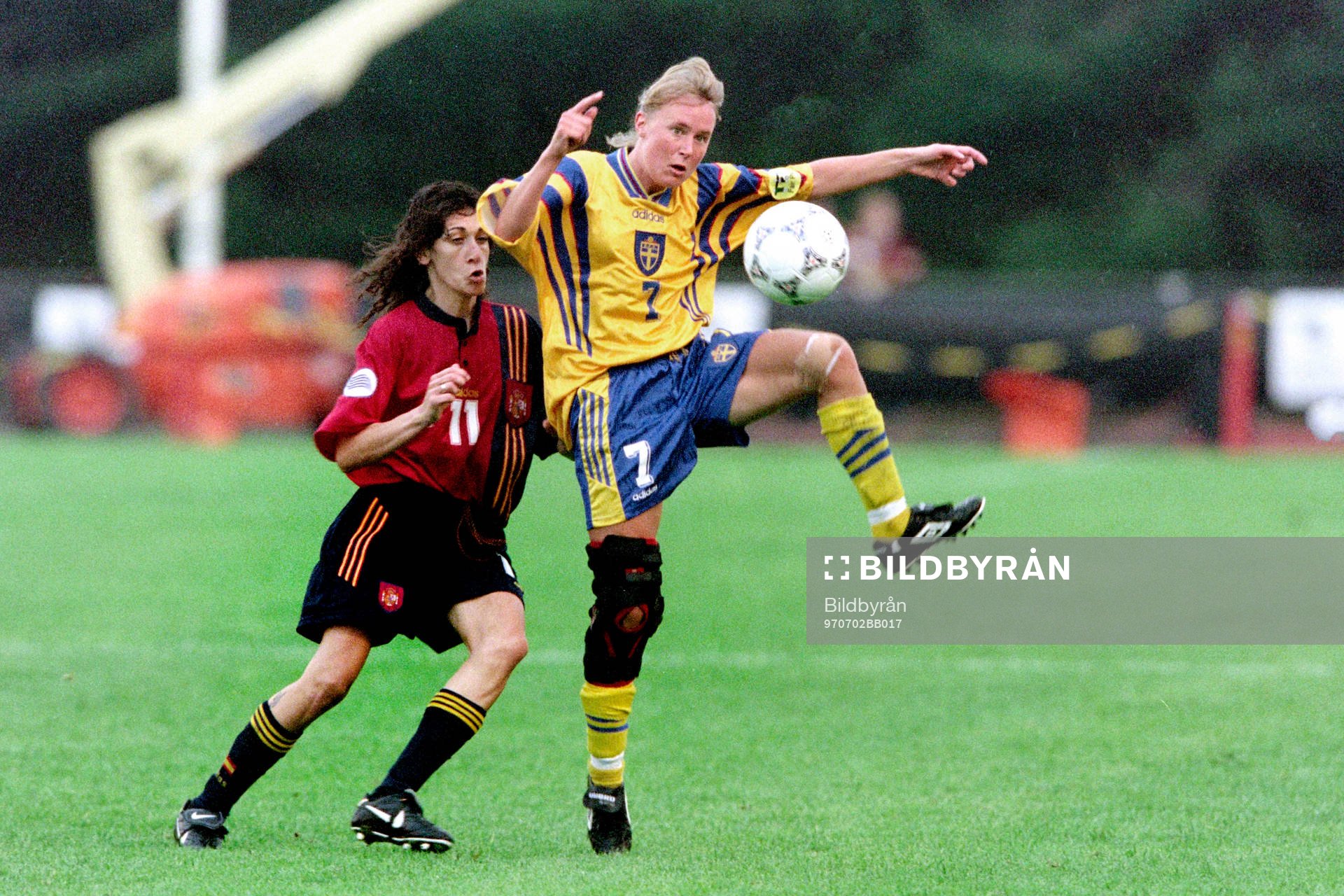 Fotboll, EM, Damer, Spanien - Sverige, 0-1: Malin Allberg, Sverige med spaniens Yolanda Mateos i ryggen.