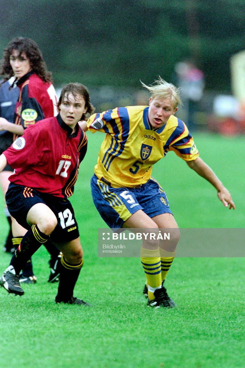 Fotboll, EM, Damer, Spanien - Sverige, 0-1: Maider Castillo och Kristin Bengtsson, Sverige.