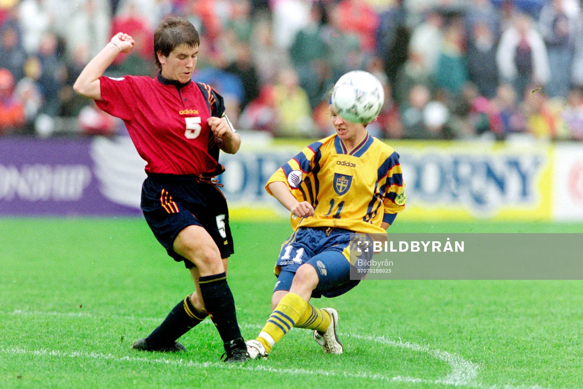 Fotboll, EM, Damer, Spanien - Sverige, 0-1: Arantza del Puerto, Spanien och Victoria Svensson, Sverige.