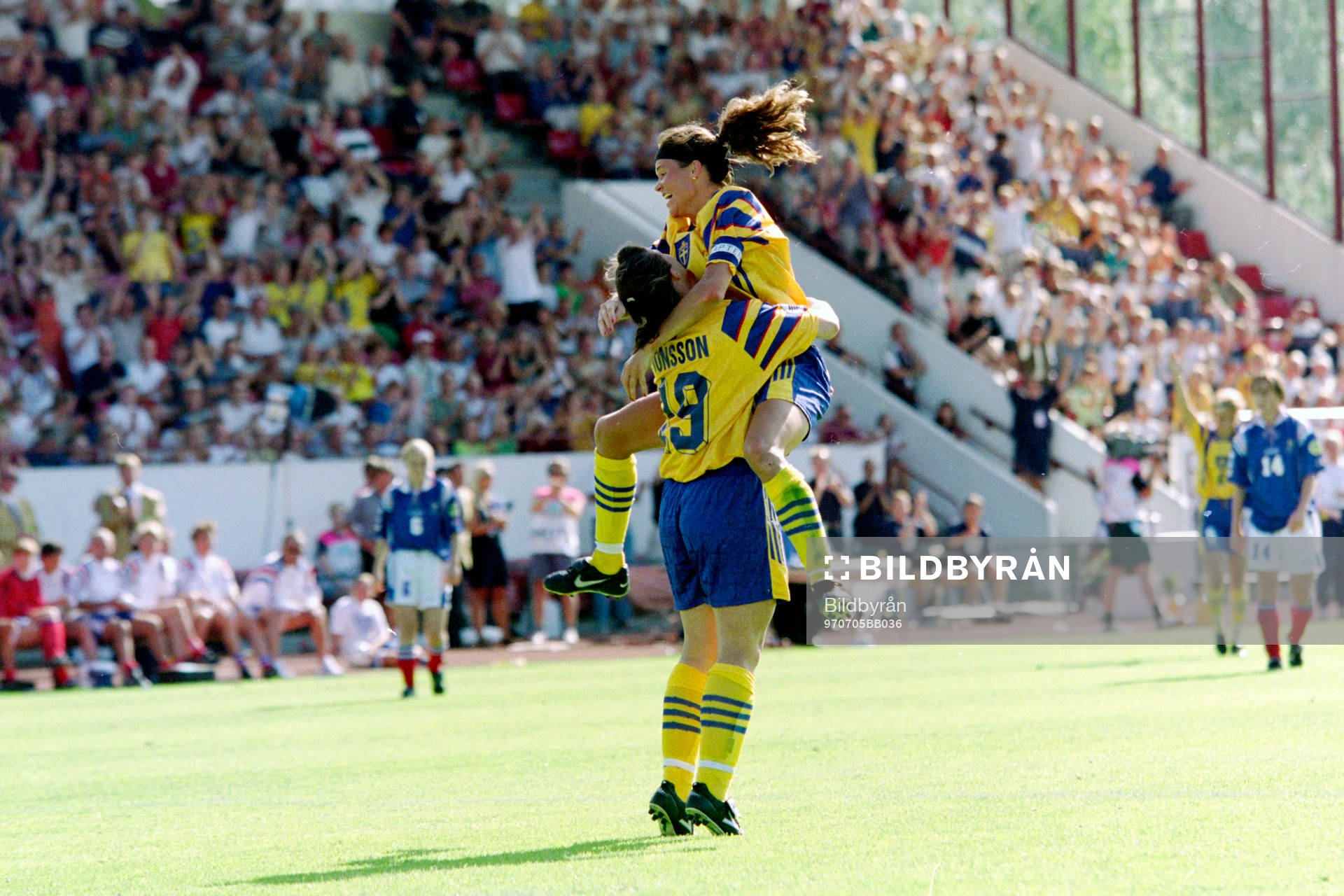 Fotboll, EM, Damer, Sverige - Frankrike, 3-0: Kristin Jonsson och Malin Swedberg, Sverige jublar efter mål.