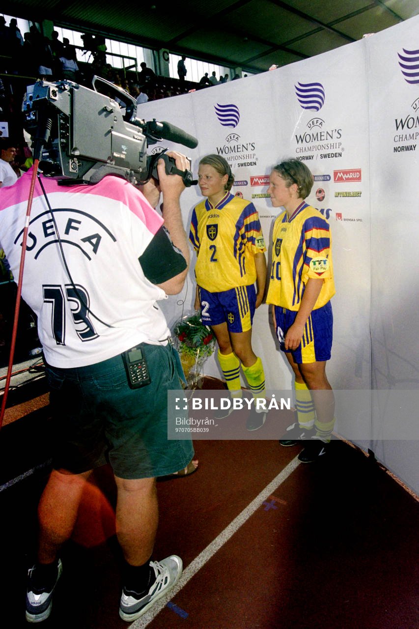 Fotboll, EM, Damer, Sverige - Frankrike, 3-0: Karolina Westberg och Hanna Ljungberg, Sverige intervjuas efter matchen.