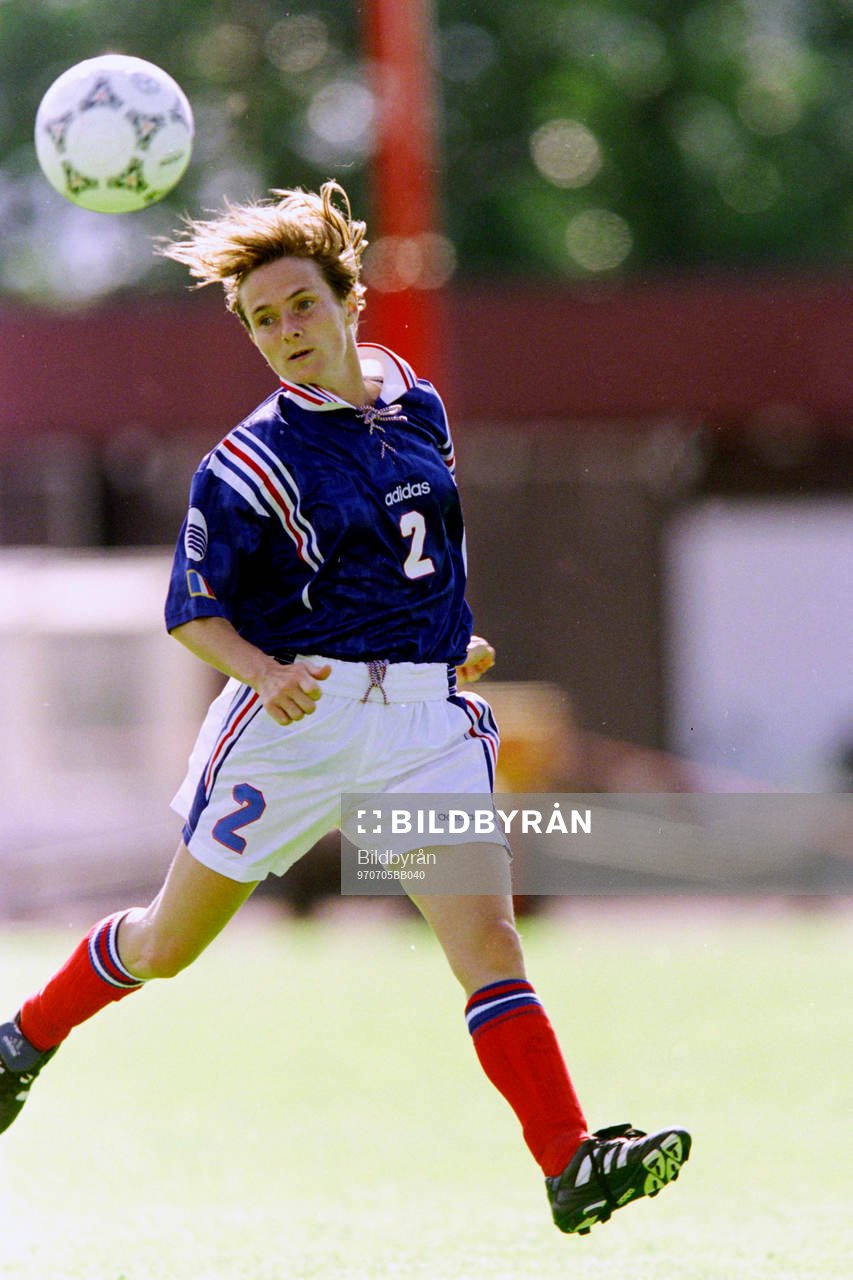 Fotboll, EM, Damer, Sverige - Frankrike, 3-0: Helene Guillemin, Frankrike. 