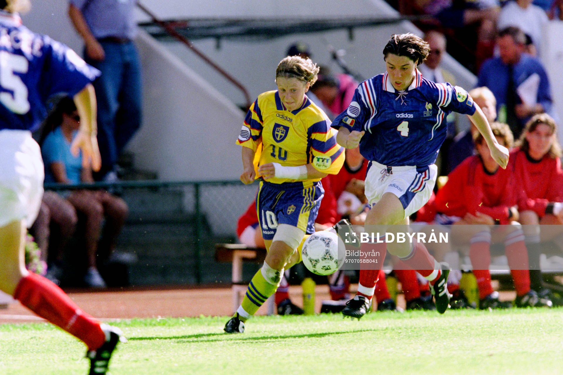 Fotboll, EM, Damer, Sverige - Frankrike, 3-0: Hanna Ljungberg, Sverige och Cecile Locatelli, Frankrike.