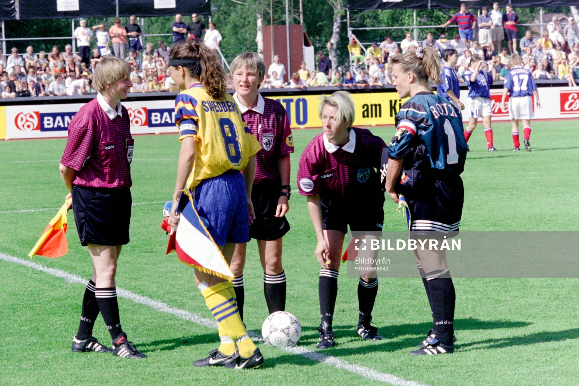 Fotboll, EM, Damer, Sverige - Frankrike, 3-0: Malin Swedberg, Sverige hälsar på domartrion. Huvuddomare Vibeke Gabrielsen, Norge.