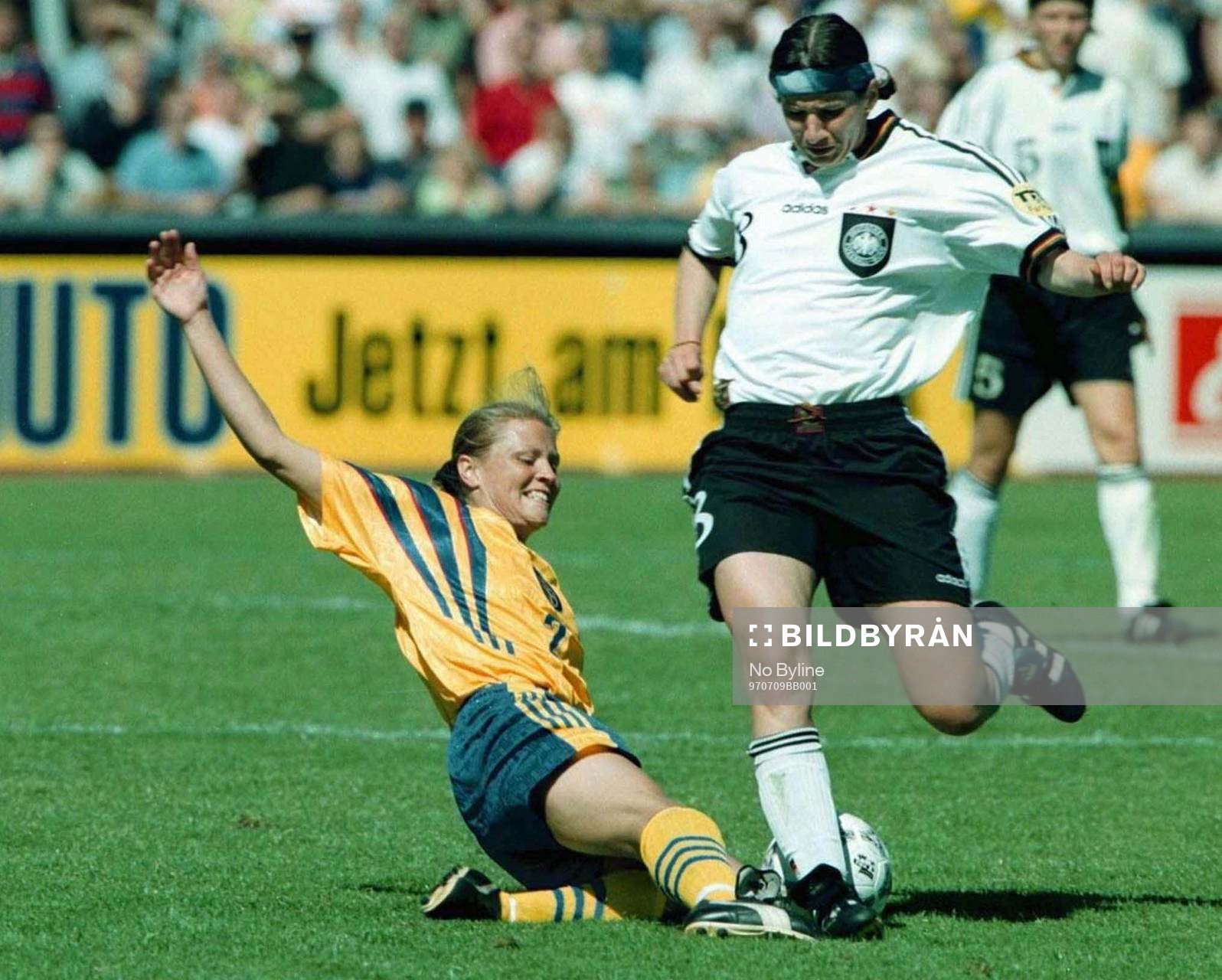 Fotboll, Dam, Karolina Westberg, Sverige left, tries to