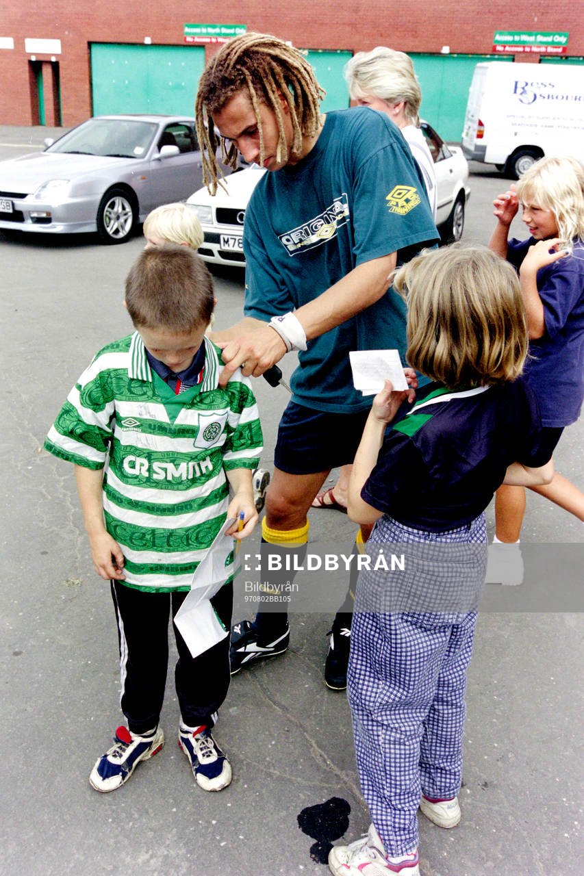 Henrik Larsson, Celtic skriver autografer