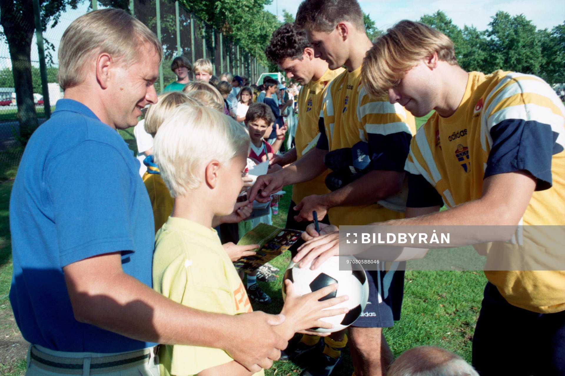 Kennet Andersson och Gary Sundgren skriver autografer