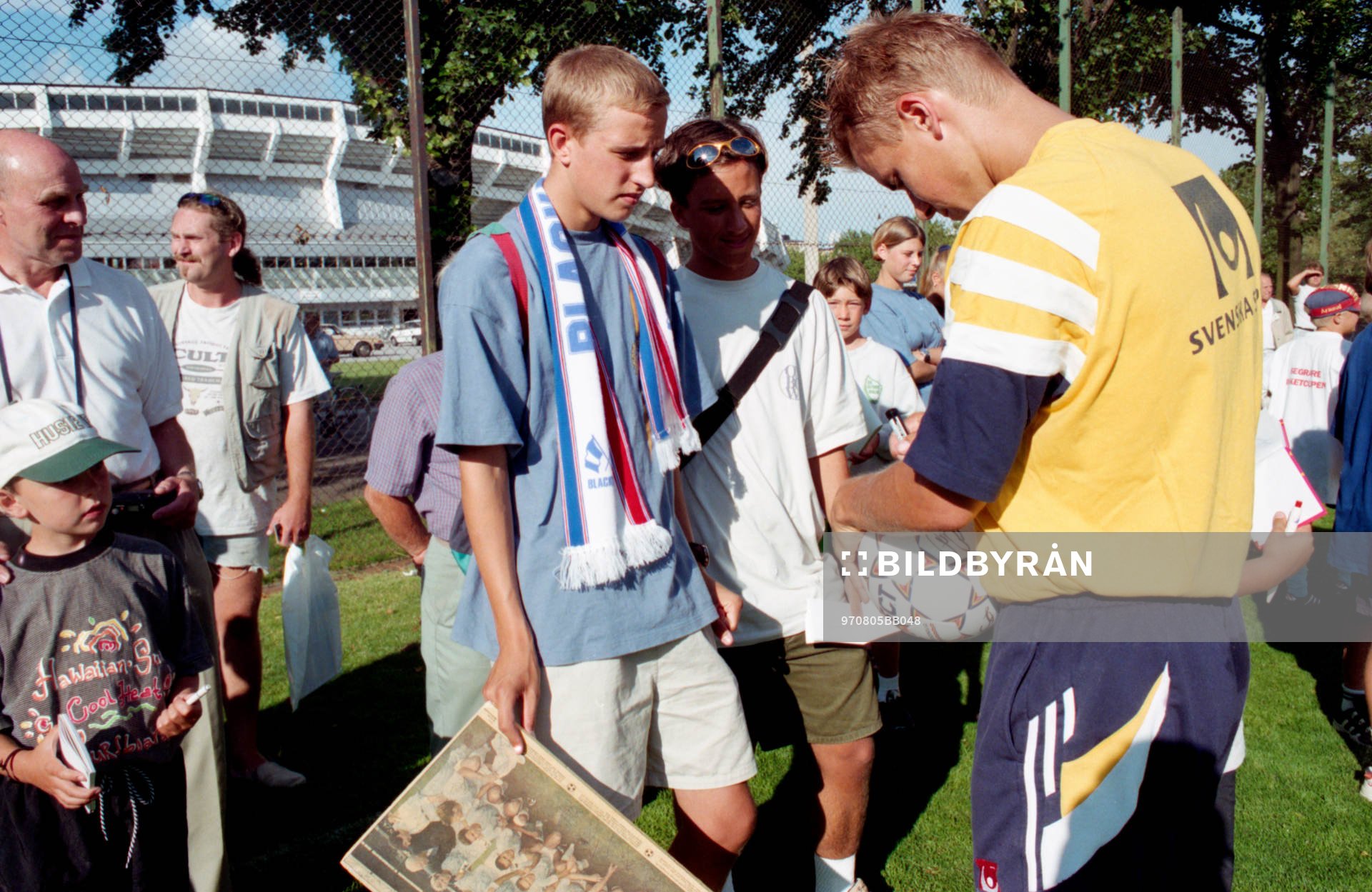 Niclas Alexandersson skriver autografer