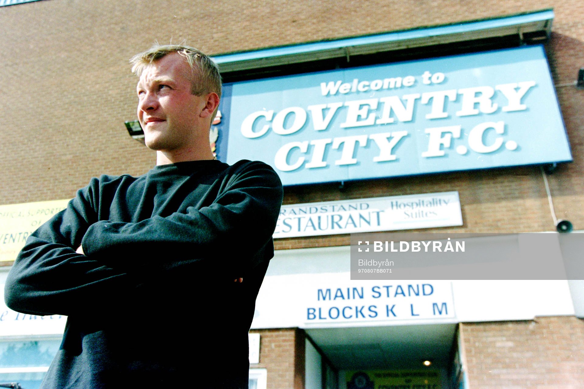 Magnus Hedman, målvakt i Coventry utanför arenan