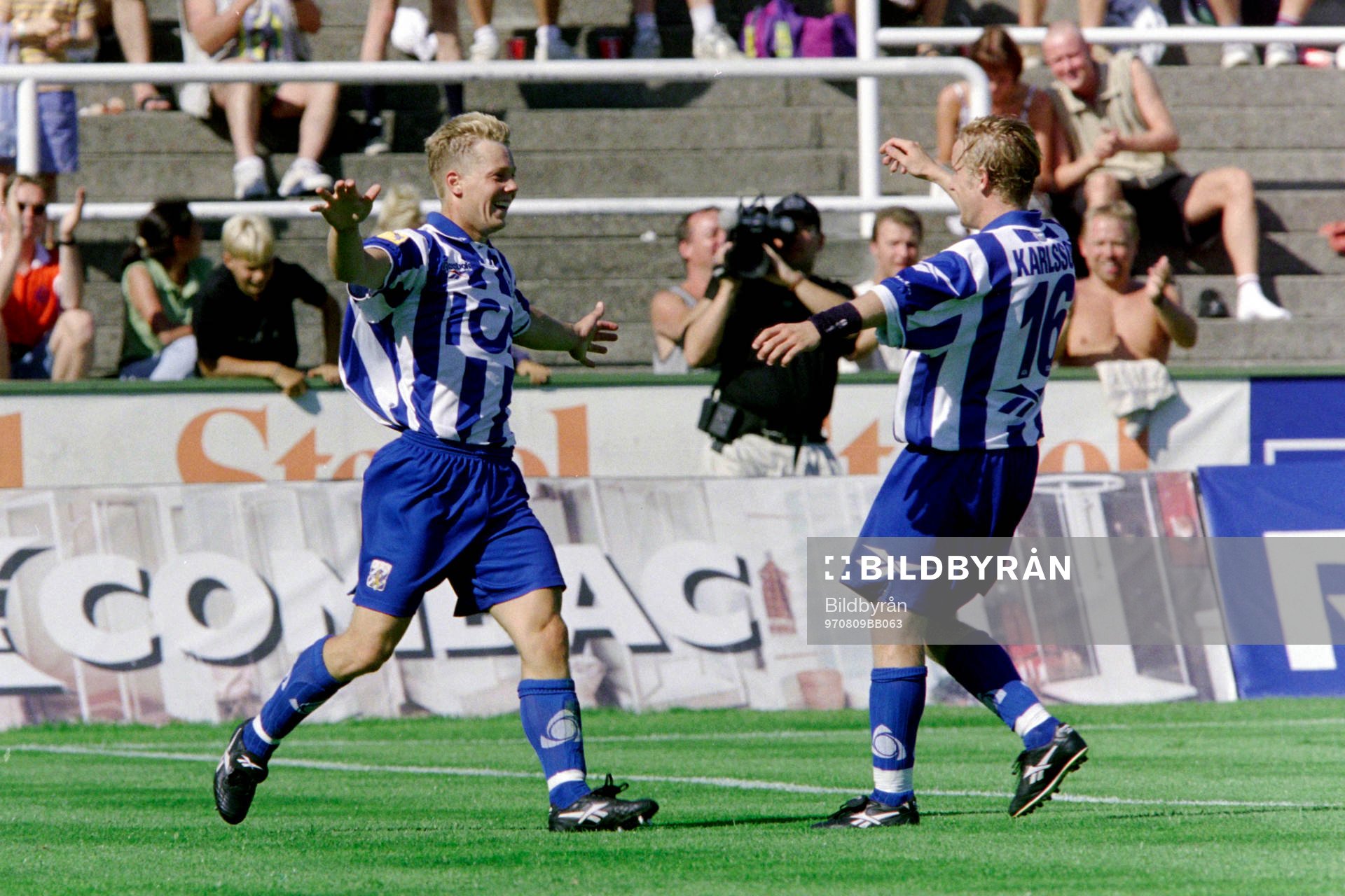 Fotboll, Allsvenskan, IFK Göteborg - Västerås, 2-0: Robert Andersson, Göteborg jublar efter sitt 2-0 mål och gratuleras av Pär Karlsson.