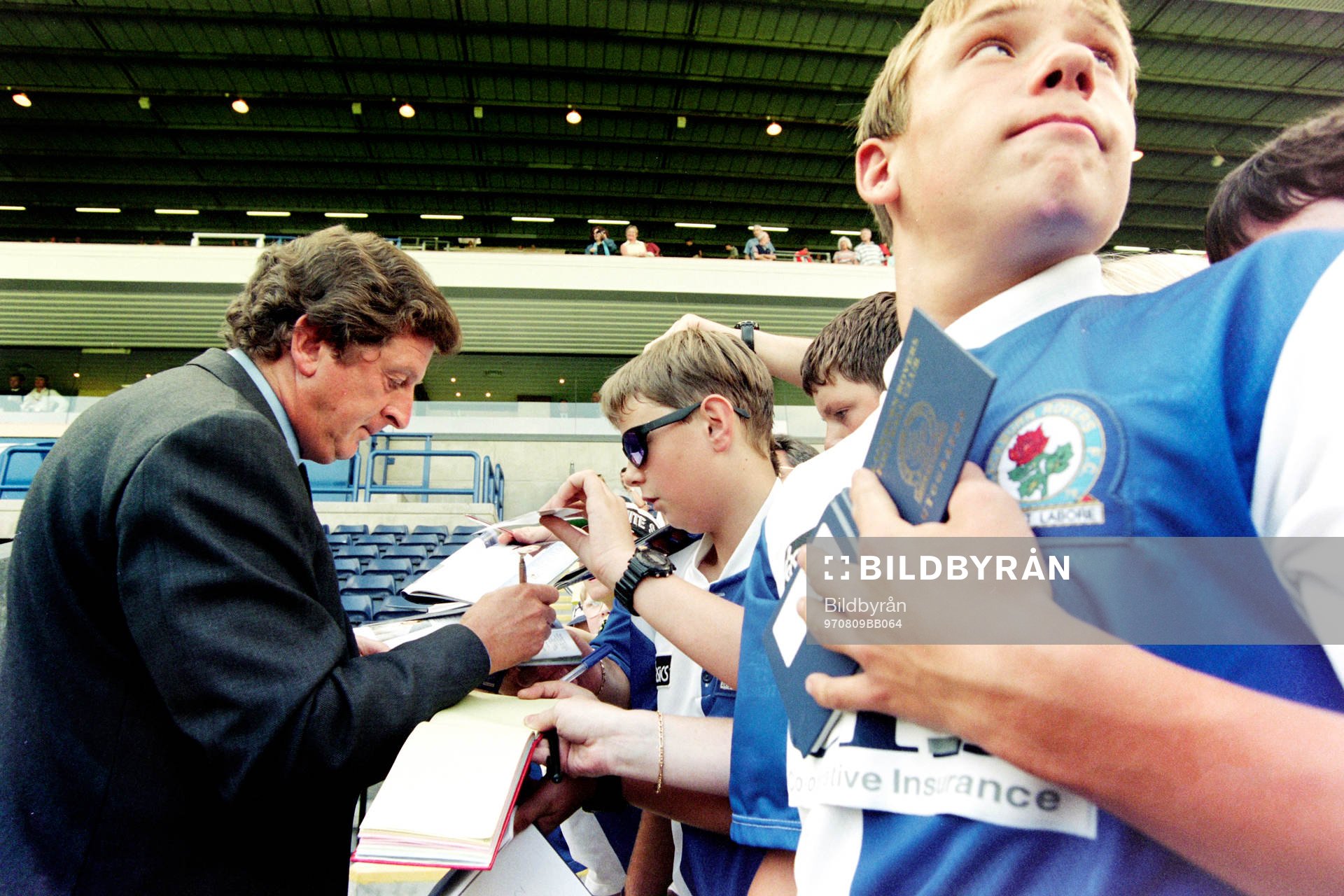 Roy Hodgson, Tränare i Blackburn skriver autografer