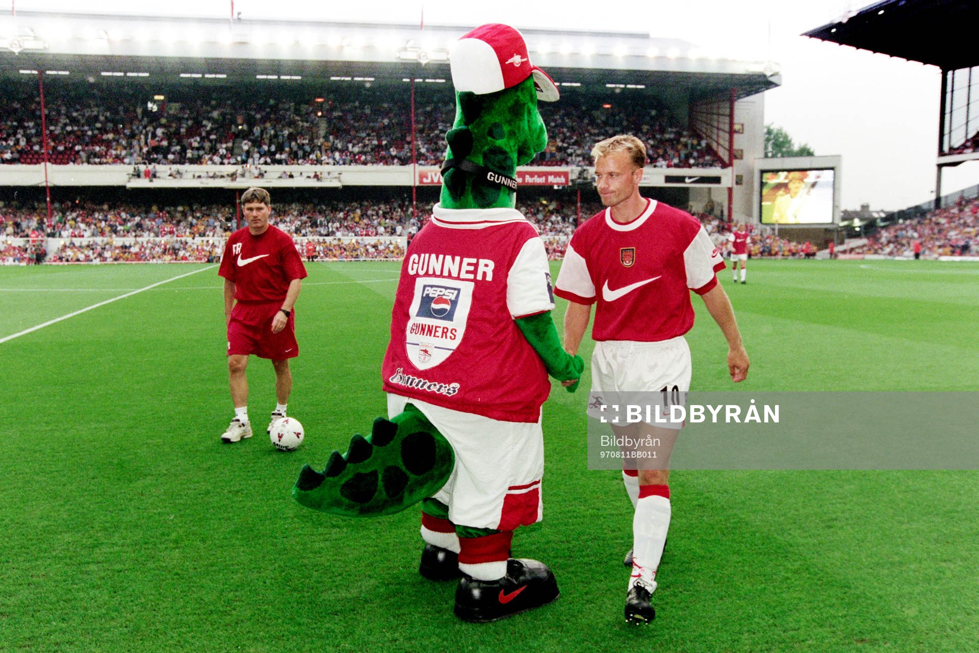 Fotboll, Premiership, Arsenal - Coventry, 2-0: Dennis Bergkamp, Arsenal hälsar på maskoten.