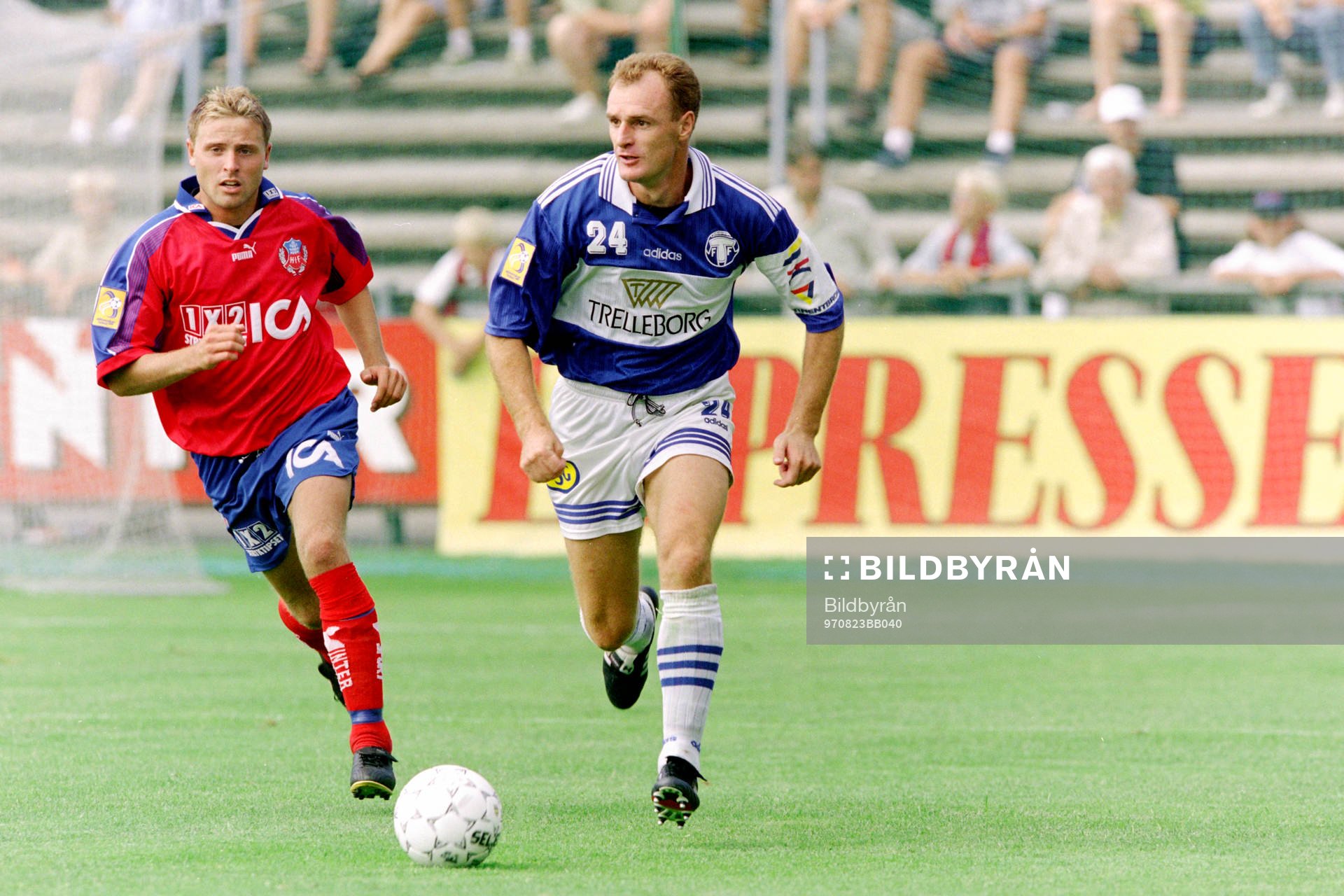 Fotboll, Allsvenskan, Helsingborg - Trelleborg, 1-1: Erik Wahlstedt, Helsingborg i ryggen på Colin Hill, Trelleborg. 