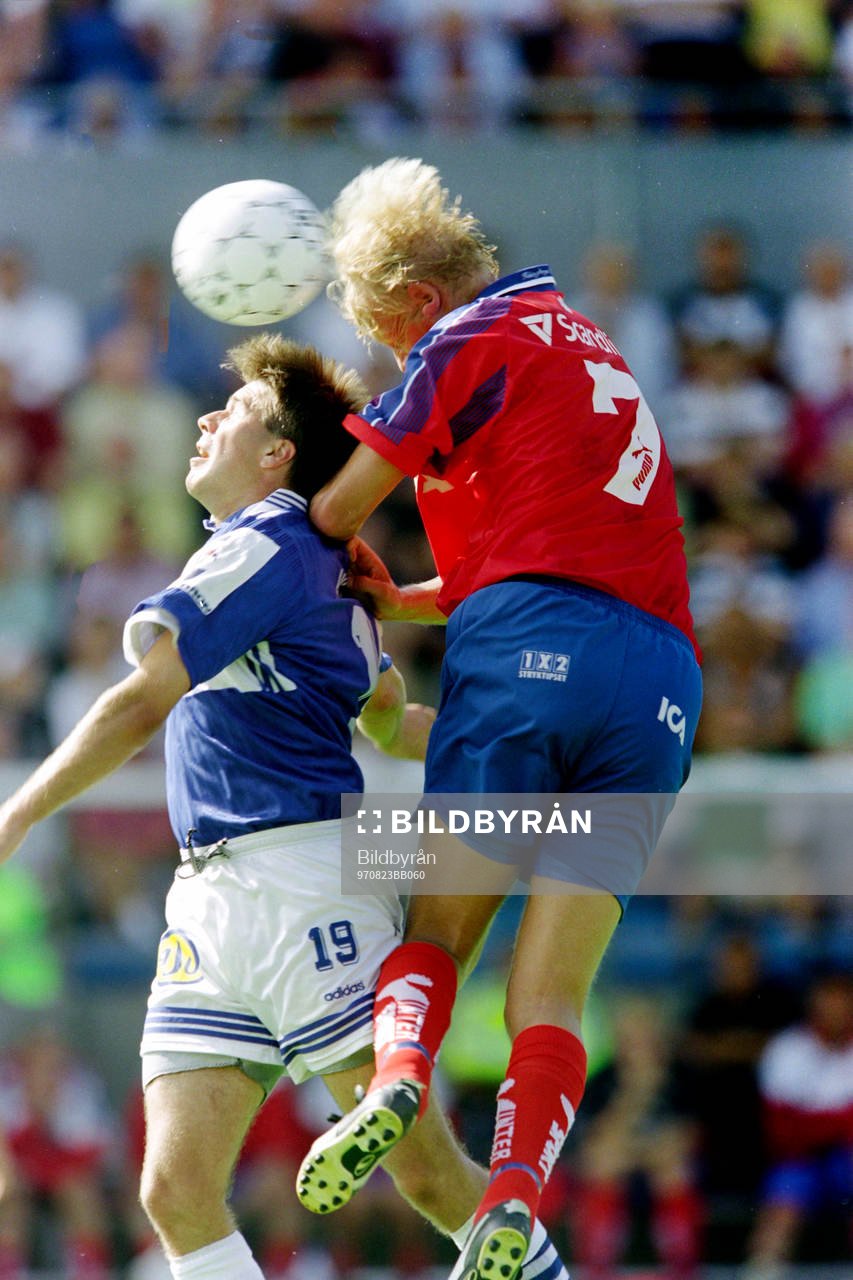 Fotboll, Allsvenskan, Helsingborg - Trelleborg, 1-1: Peter Andersson, Trelleborg och Ulrik Jansson, Helsingborg i en nickduell.