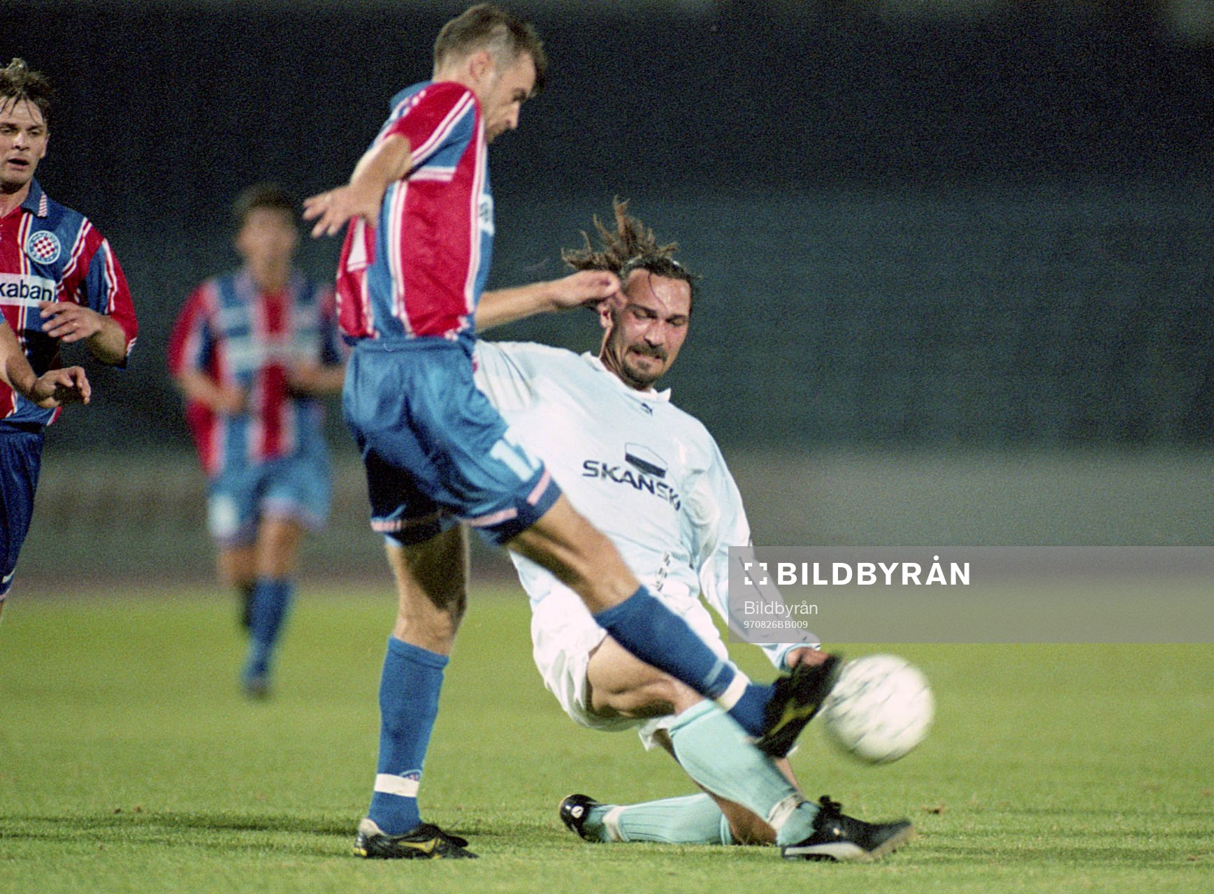 Dejan Pavlovic, Malmö försöker nå bollen