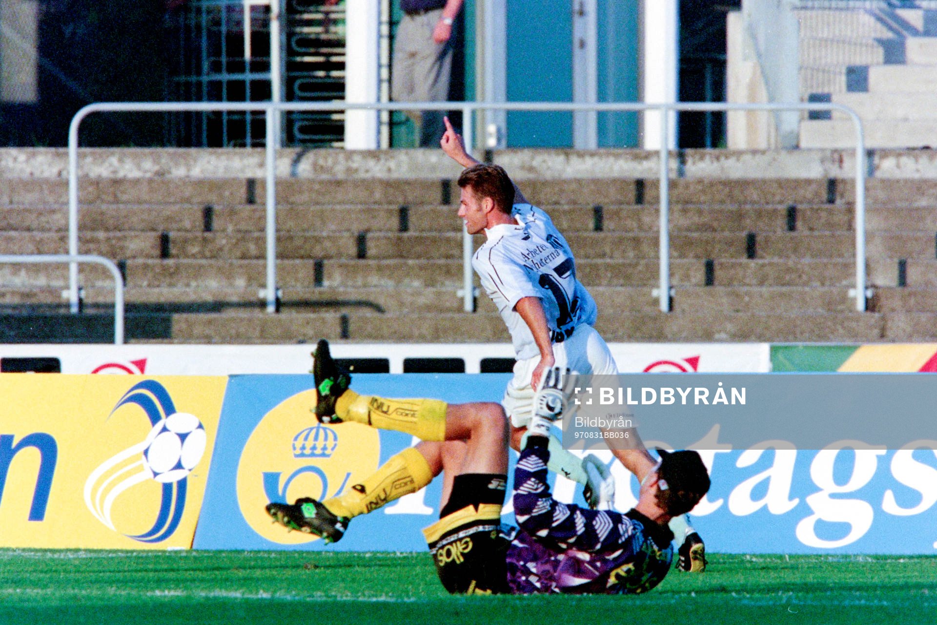 Fotboll, Allsvenskan, Malmö FF - Elfsborg, 2-0: Niklas Gudmundson, Malmö jublar efter mål och elfsborgs målvakt Anders Bogsjö på rygg.