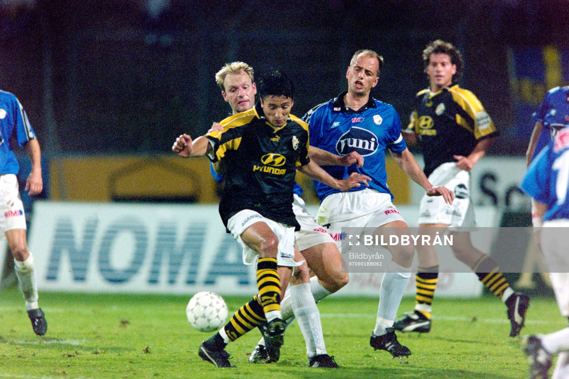Cesar Pacha, AIK med bollen uppvaktas av halmstads