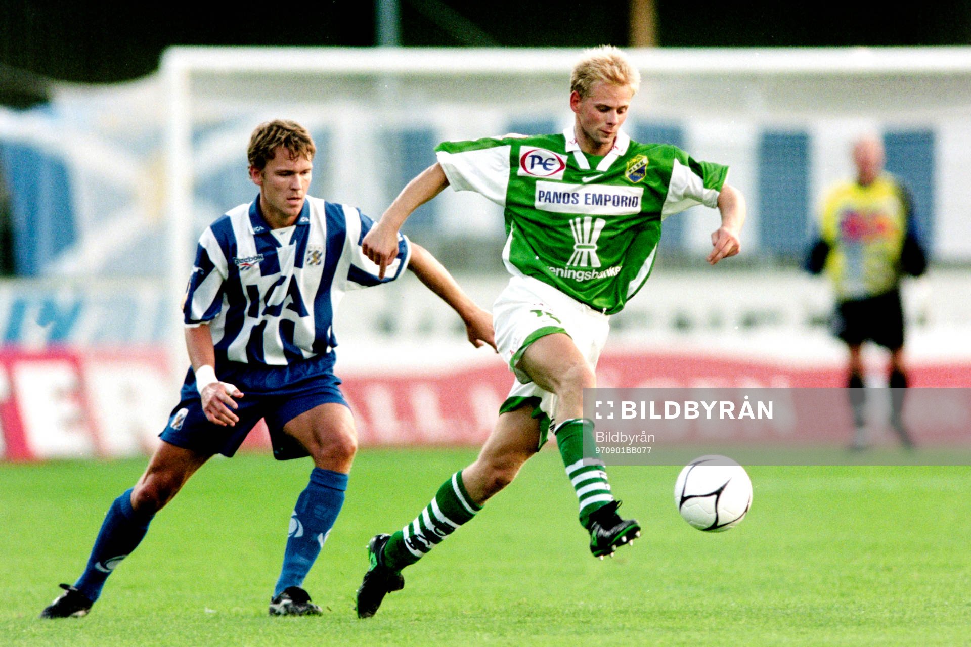 Fotboll, Allsvenskan, IFK Göteborg - Panos Ljungskile, 1-0: Magnus Erlingmark, Göteborg i ryggen på en ljungskilespelare.