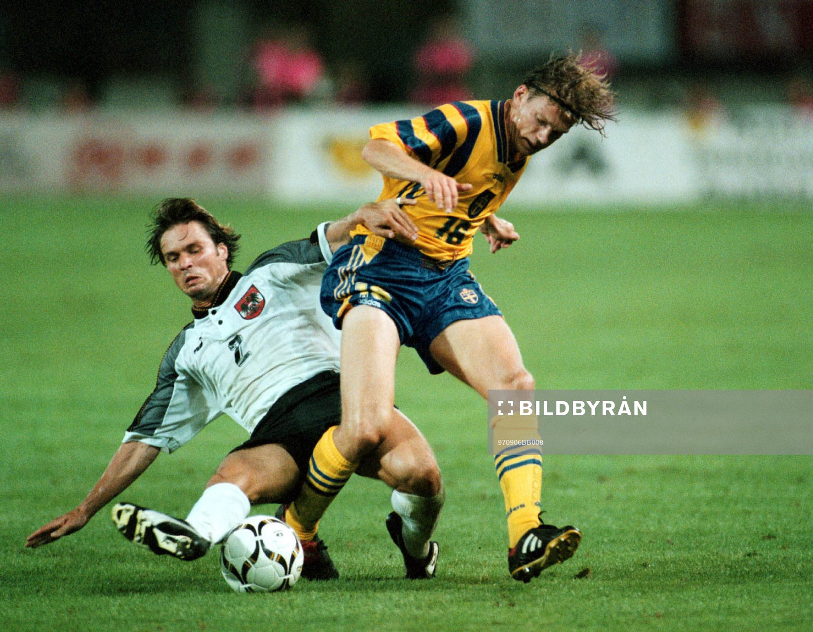 Harald Cerny tacklar Jesper Blomqvist