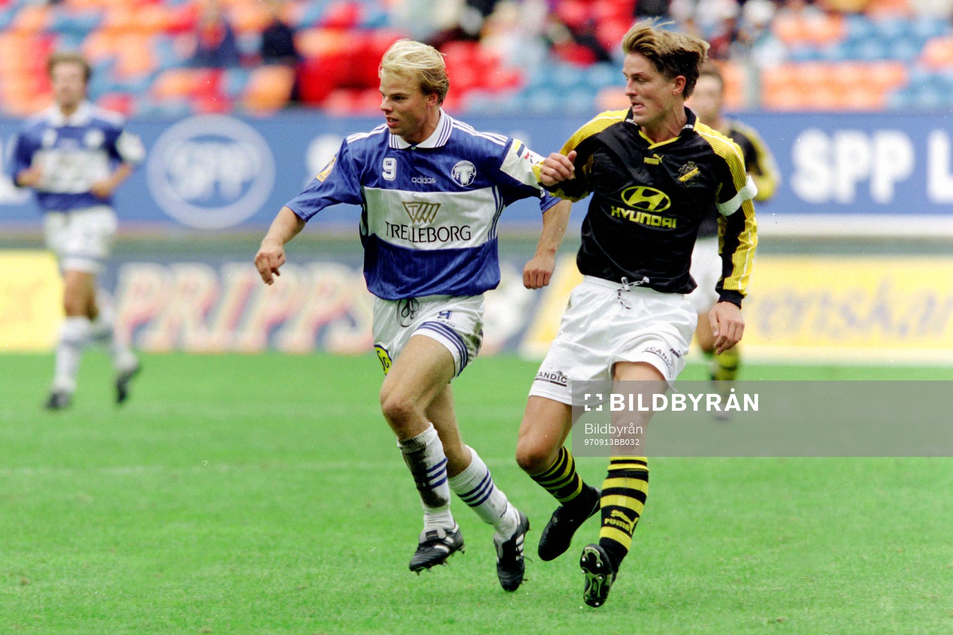 Fotboll, Allsvenskan, AIK - Trelleborg, 3-0: Andreas Hermansson, Trelleborg och Patrick Englund, AIK.