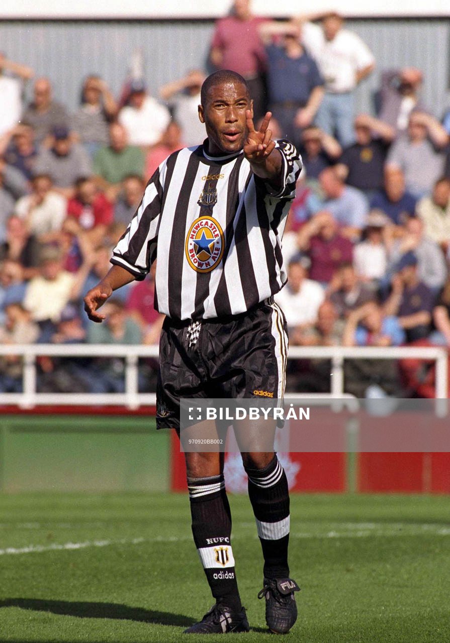 Fotboll -- John Barnes, Newcastle