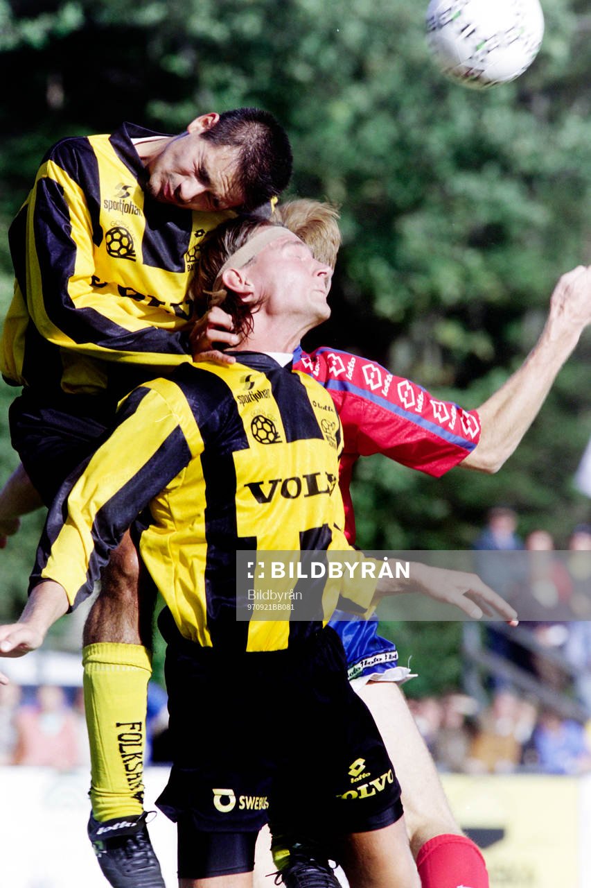 Fotboll, Div 1 Södra, Gunnilse - Häcken, 0-2: Ville Viljanen och Johan Lind, Häcken i en nickduell.