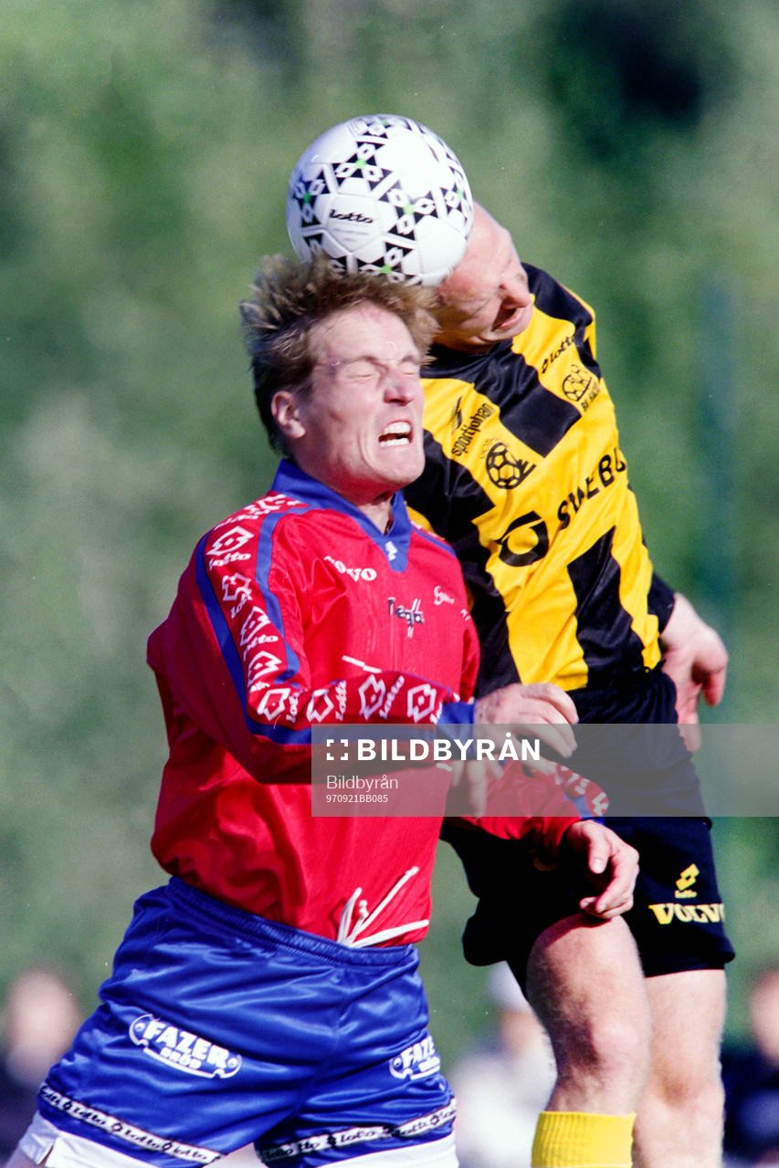 Fotboll, Div 1 Södra, Gunnilse - Häcken, 0-2: Kjell-Åke Engström, Gunnilse i en nickduell.