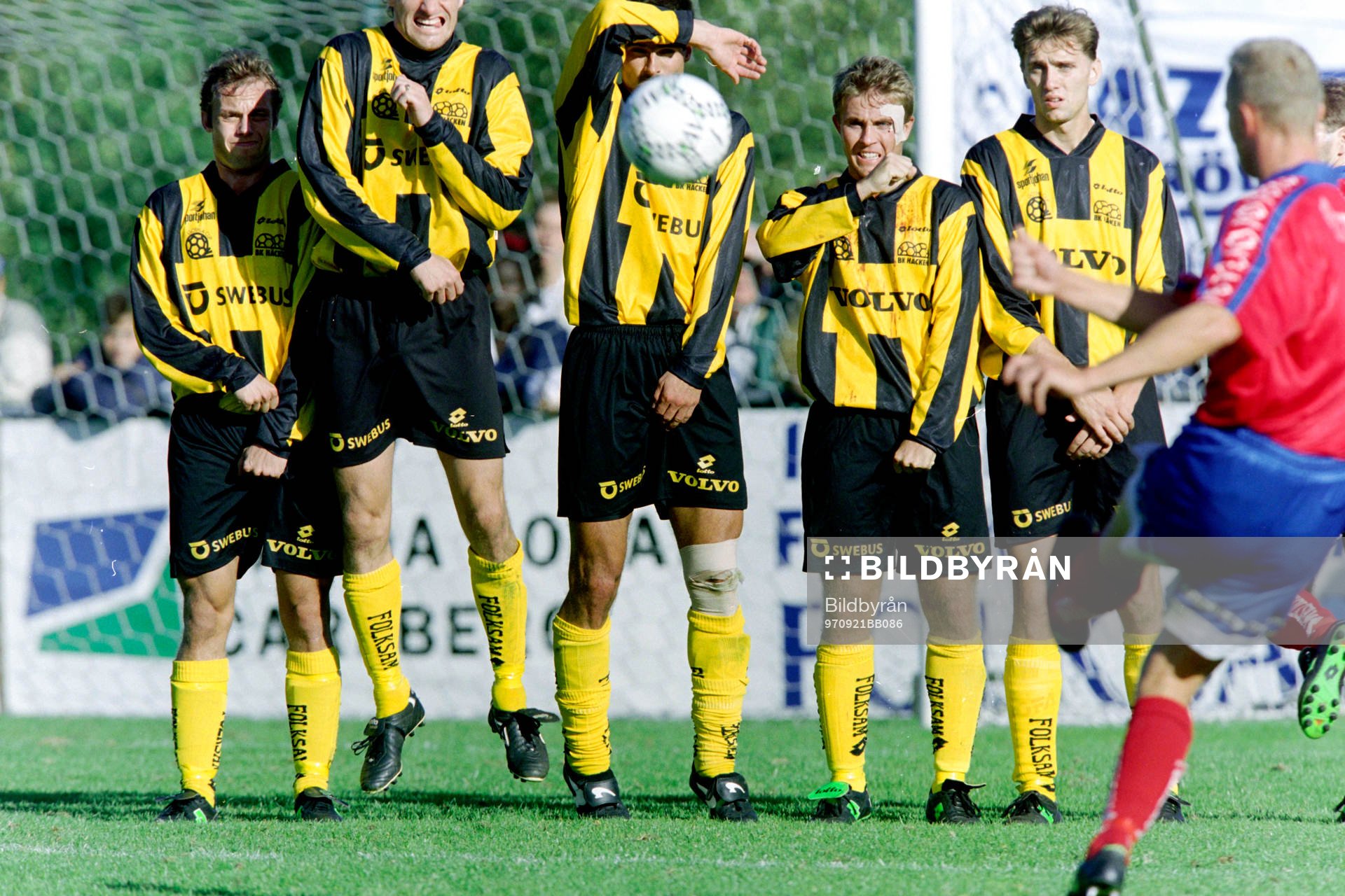 Fotboll, Div 1 Södra, Gunnilse - Häcken, 0-2: Häckens frisparksmur.