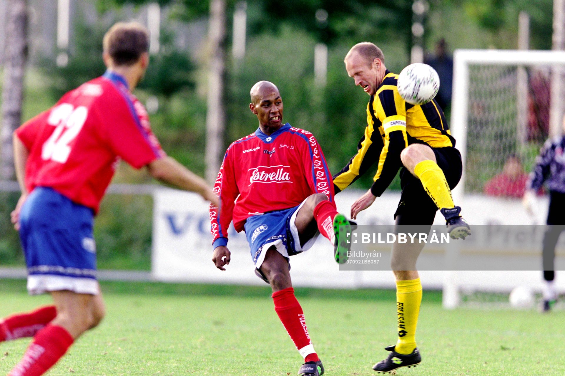 Fotboll, Div 1 Södra, Gunnilse - Häcken, 0-2: Jeffrey Aubynn, Gunnilse i kamp med häckens Patrik Lessmark.