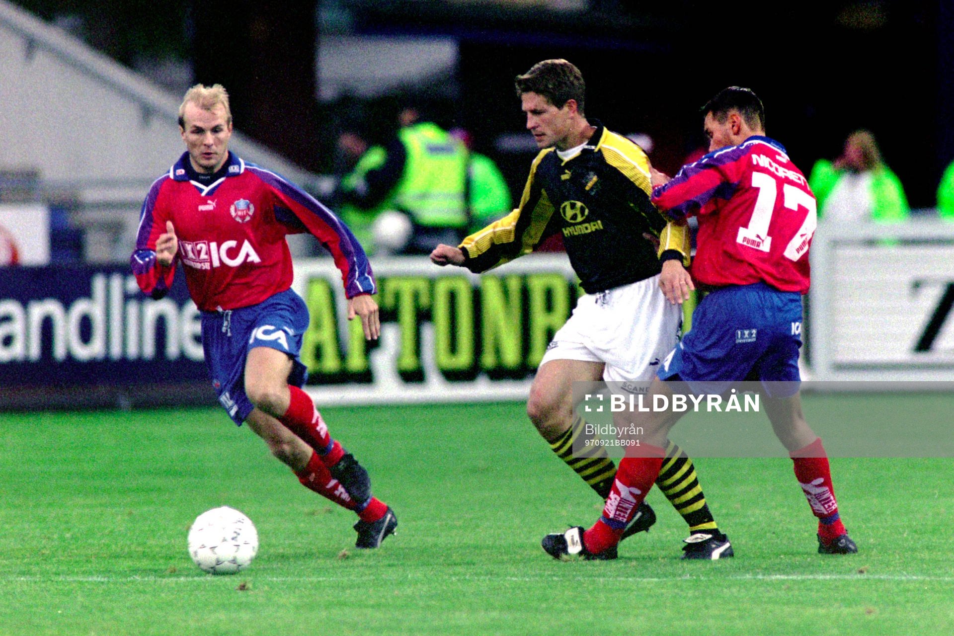 Michael Brundin, AIK mellan helsingborgs Peter Wibrån och
