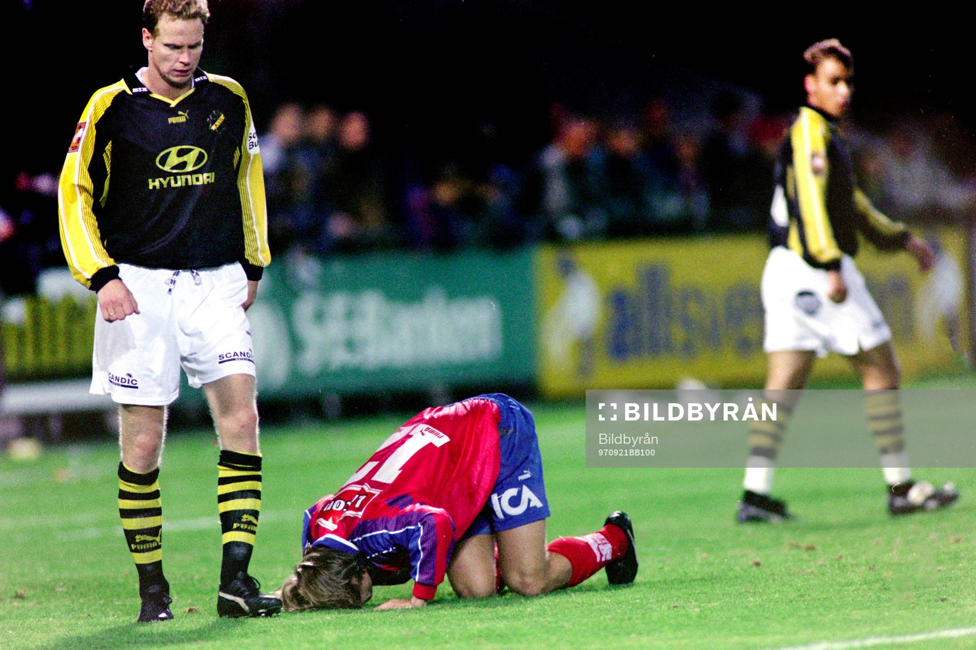 Fotboll, Allsvenskan, Helsingborg - AIK, 0-0: Pär Millqvist, AIK och Mattias Jonson, Helsingborg som har fått en smäll.