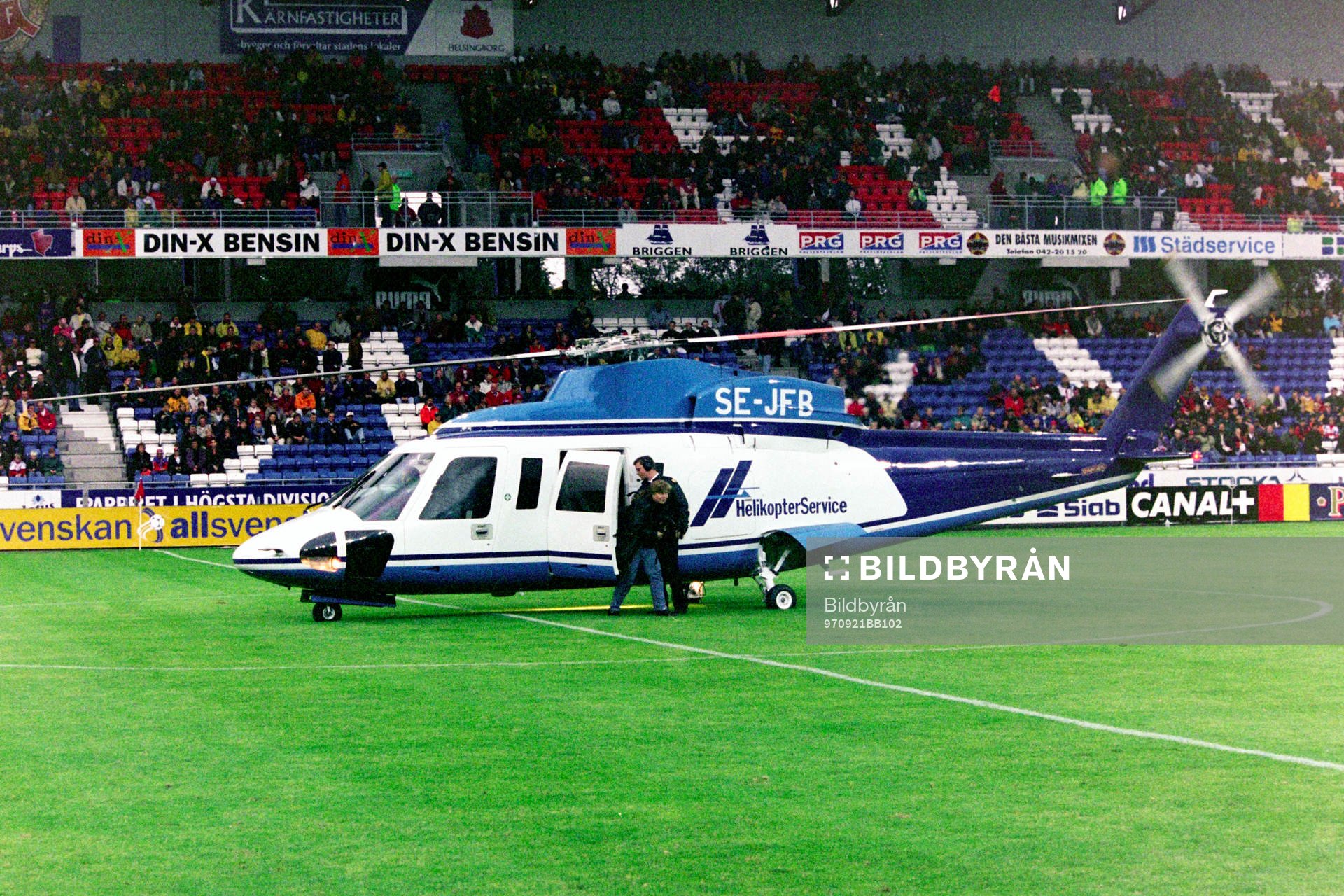 Matchbollen levereras med helikopter till Olympia