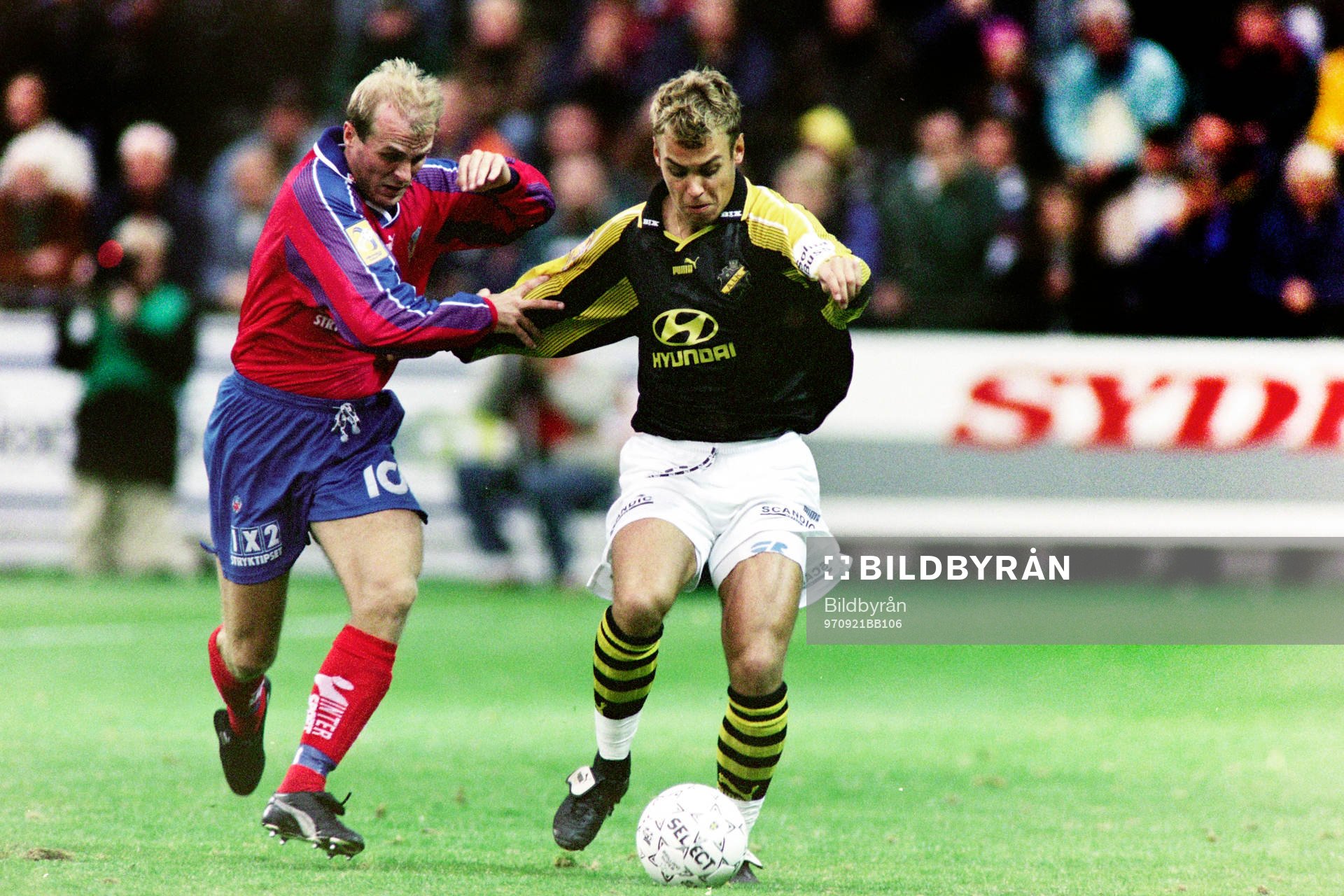 Fotboll, Allsvenskan, Helsingborg - AIK, 0-0: Thomas Gustafsson, AIK uppvaktas av helsingborgs Peter Wibrån.