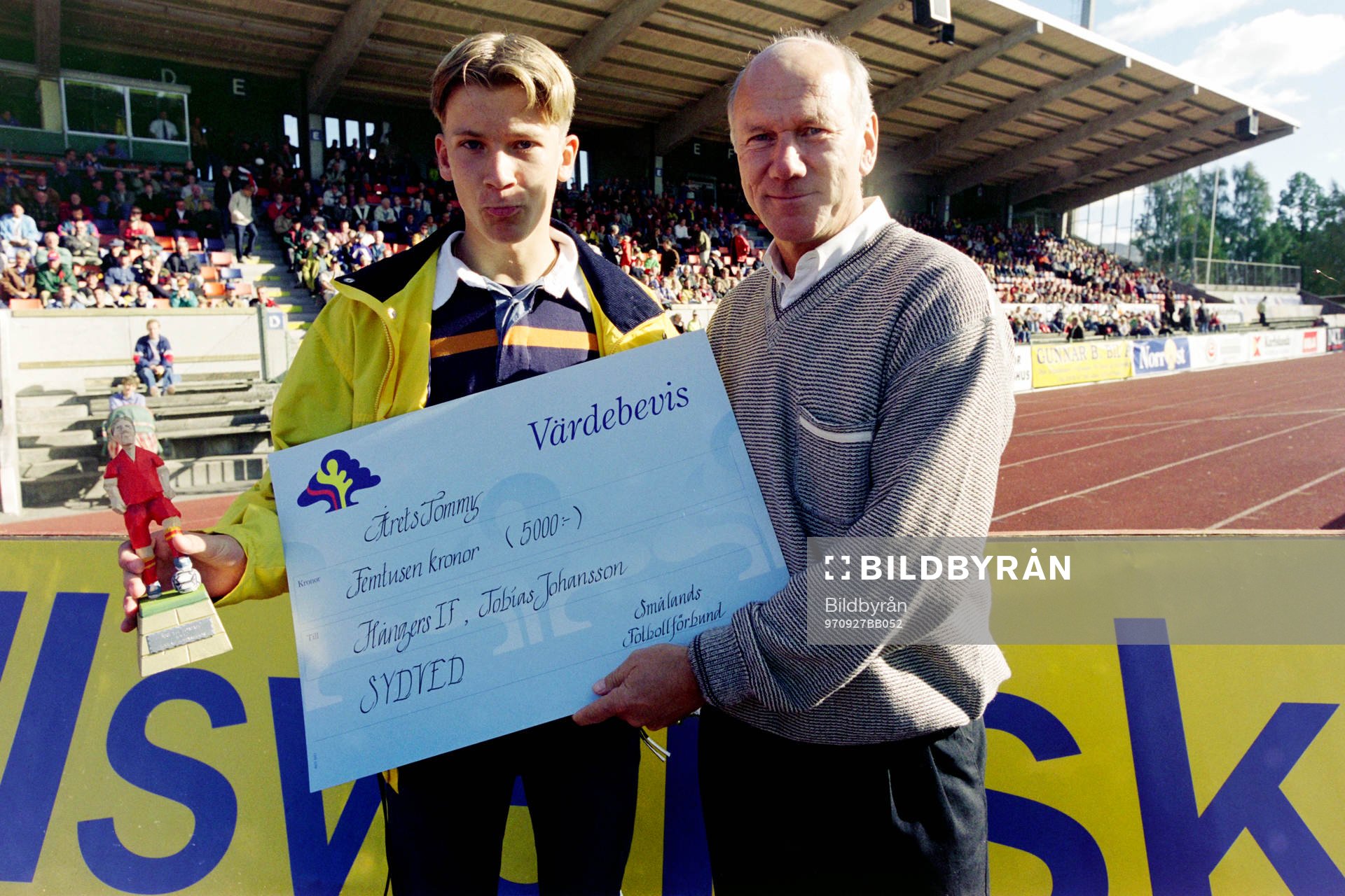Årets Tommy, Tobias Johansson, Hångers IF får priset av