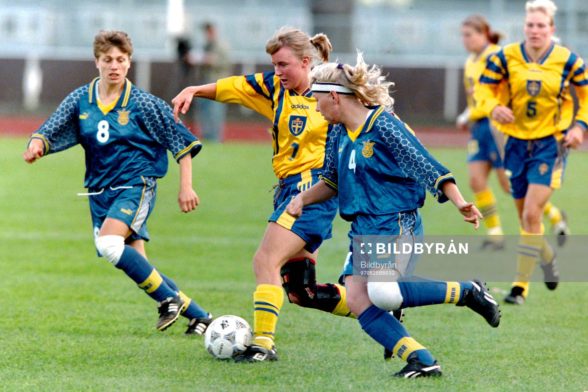 Fotboll, Damer, VM-Kval, Sverige - Ukraina, 3-2: Malin Allberg, Sverige mellan ukrainas Galina Prikhodko och Oksana Andrusjenko.