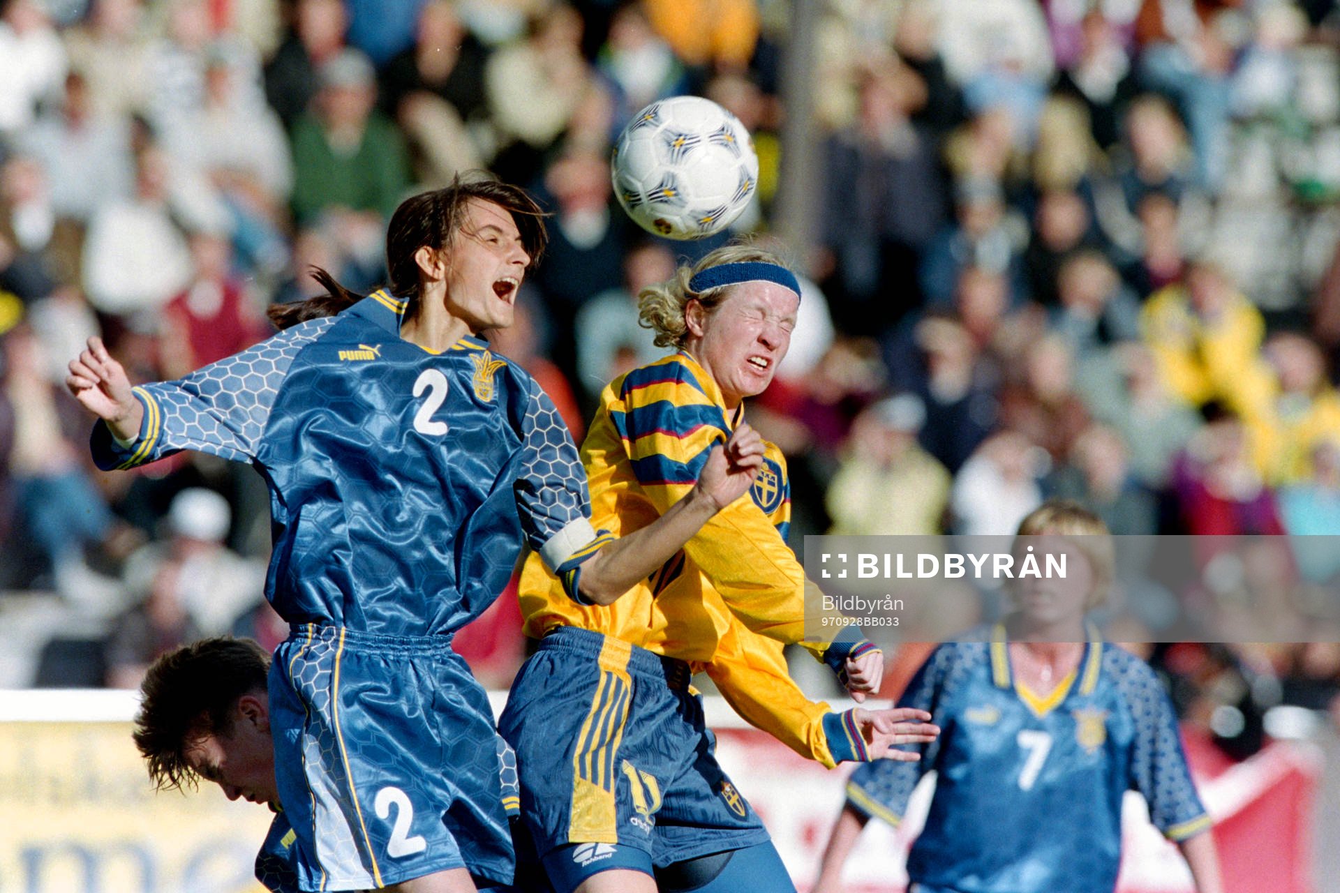 Fotboll, Damer, VM-Kval, Sverige - Ukraina, 3-2: Elena Mazourenko, Ukraina och Victoria Svensson, Sverige i en nickduell.