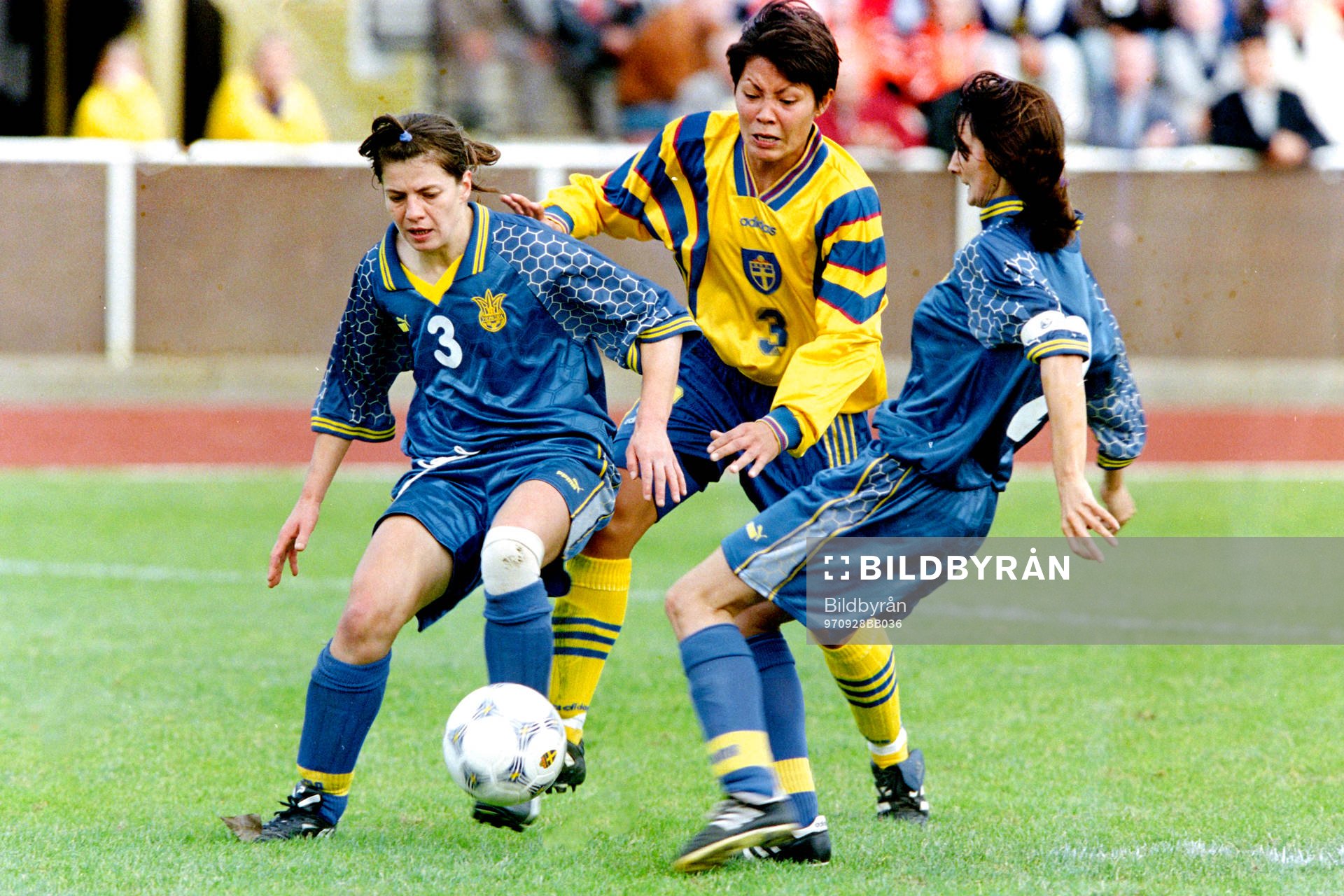 Fotboll, Damer, VM-Kval, Sverige - Ukraina, 3-2: Jane Törnqvist, Sverige i ryggen på ukrainas Viktoria Ujko.