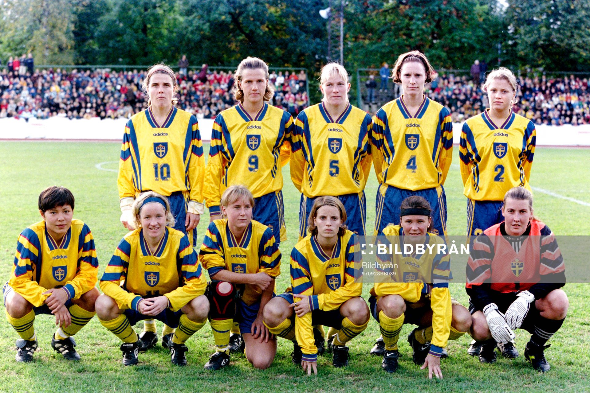 Fotboll, Damer, VM-Kval, Sverige - Ukraina, 3-2: Sveriges startelva. Bakre raden fr. v Eva Zeikfalvy, Malin Andersson, Kristin Bengtsson, Cecilia Sandell och Karolina Westberg. Främre raden fr. v Jane Törnqvist, Victoria Svensson, Malin Allberg, Anna Pohjanen, Malin Swedberg och Ulrika Karlsson, målvakt.