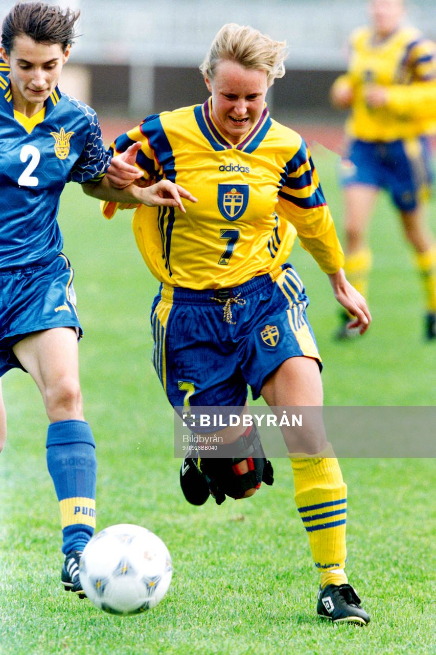 Fotboll, Damer, VM-Kval, Sverige - Ukraina, 3-2: Elena Mazourenko, Ukraina och Malin Allberg, Sverige.