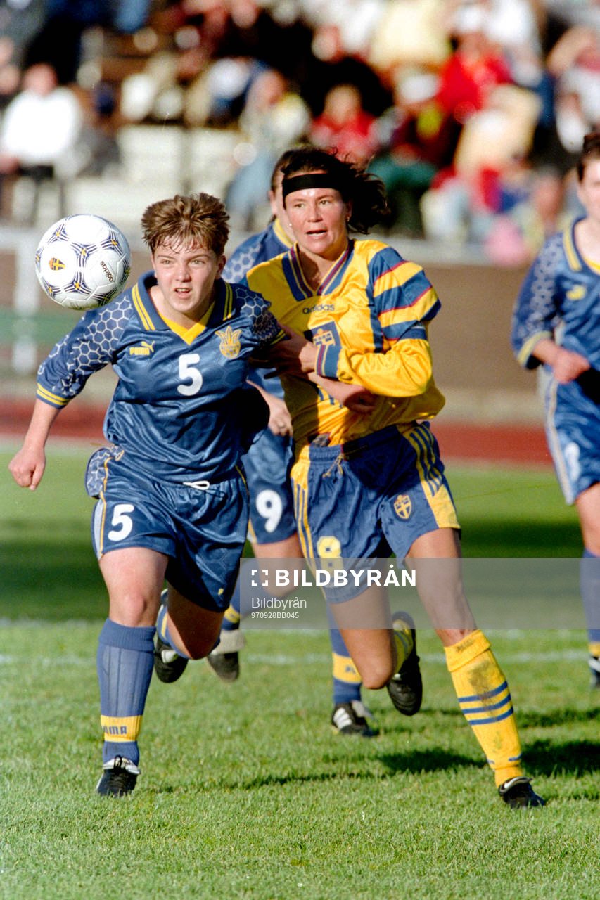 Fotboll, Damer, VM-Kval, Sverige - Ukraina, 3-2: Julia Karpenkova, Ukraina och Malin Swedberg, Sverige.